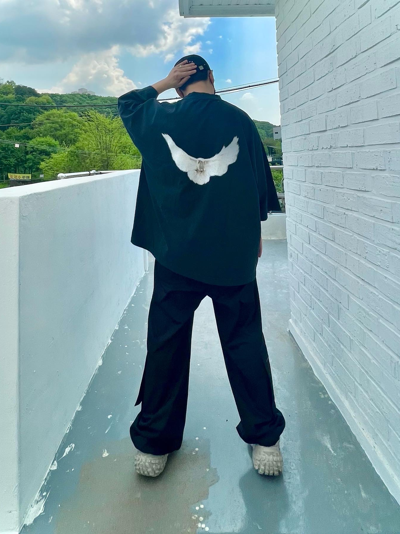 Yeezy Gap Engineered By Balenciaga Dove 3/4 Sleeve T-Shirt Washed Black, Balenciaga Defender Sneakers Beige 착용 스타일 - 1