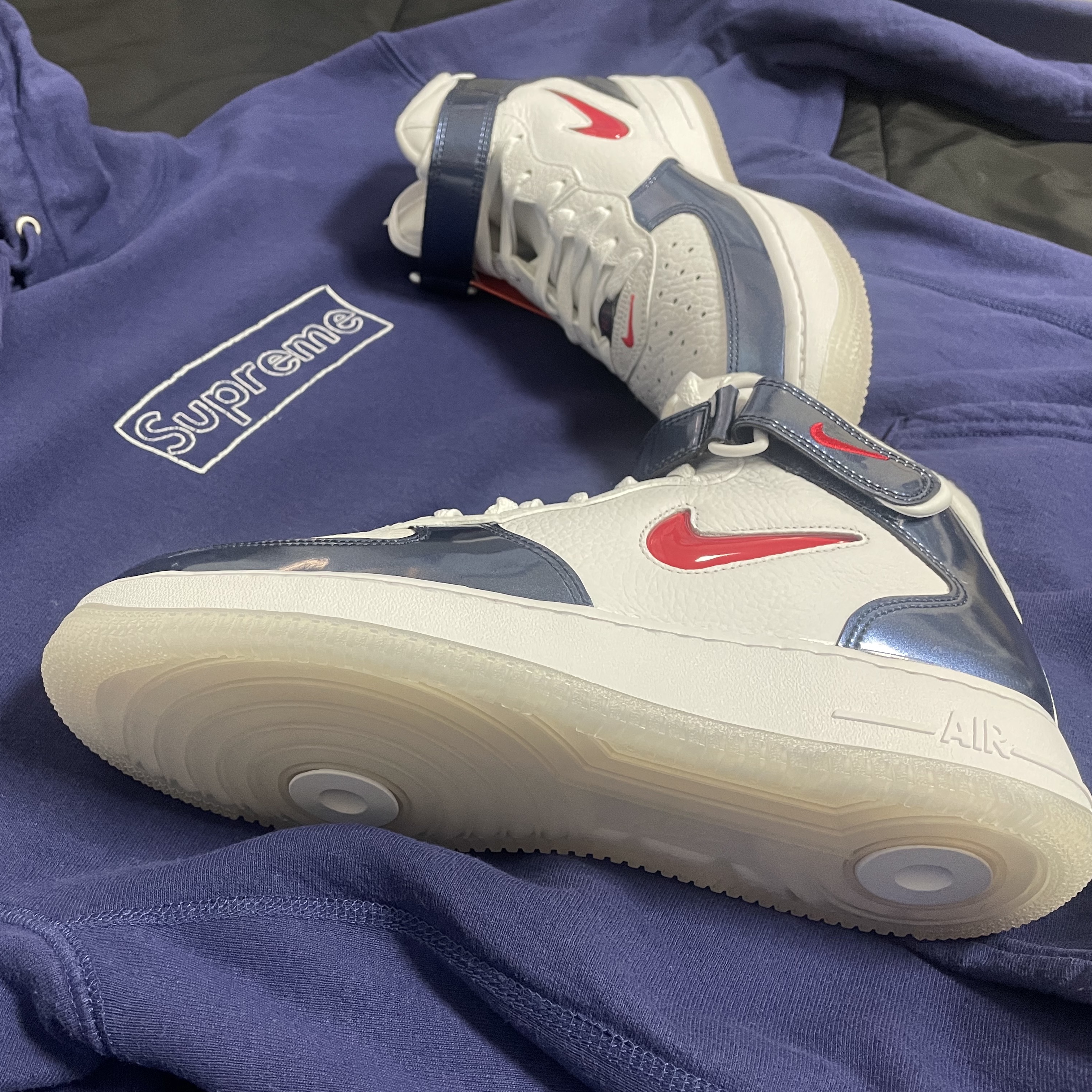 Nike Air Force 1 Mid QS University Red and Midnight Navy, Supreme x Kaws Chalk Logo Hooded Sweatshirt Washed Navy - 21SS 착용 스타일 - 1