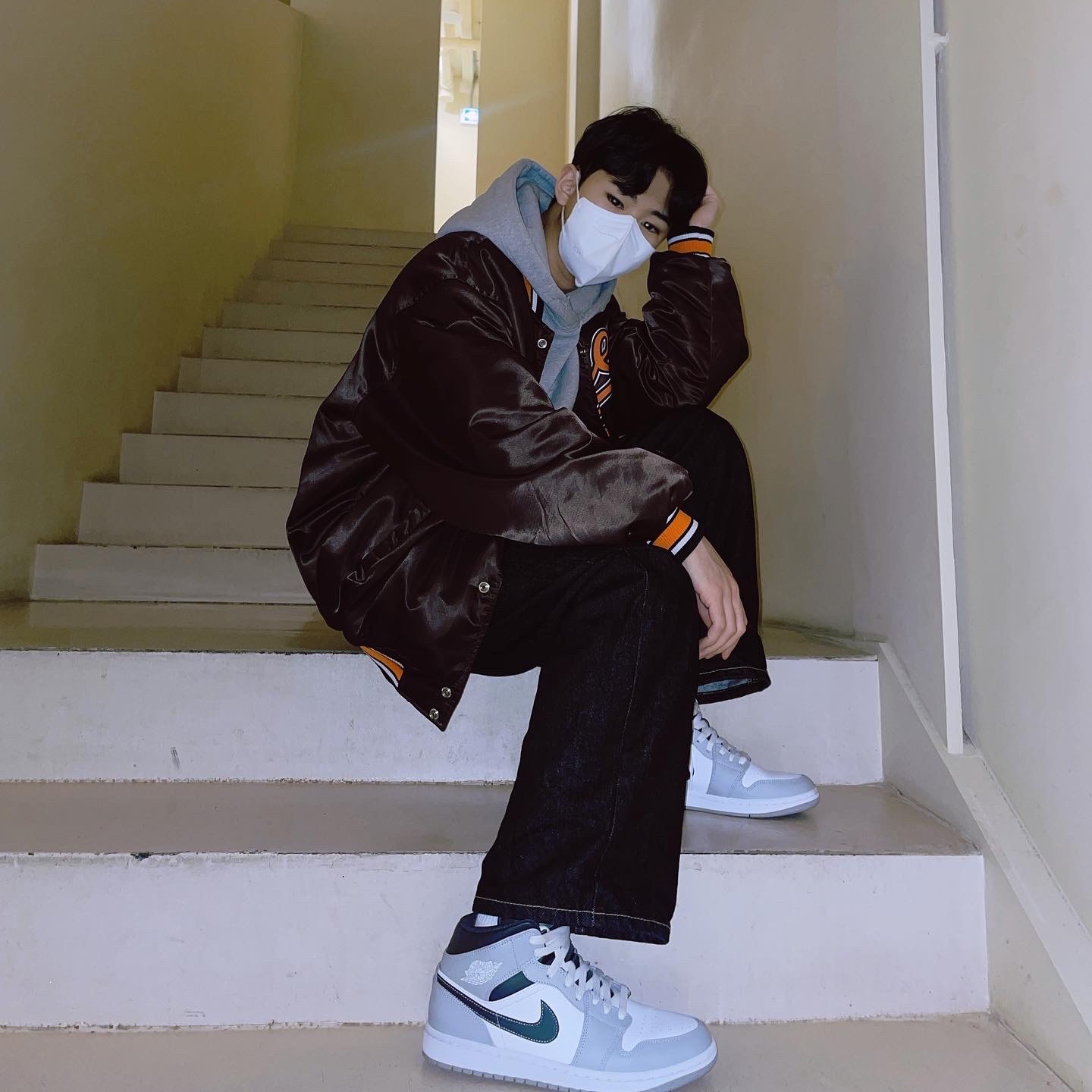 Jordan 1 Mid Light Smoke Grey Anthracite, (GS) Jordan 1 Mid SE Pine Green Light Smoke Grey 착용 스타일 - 3