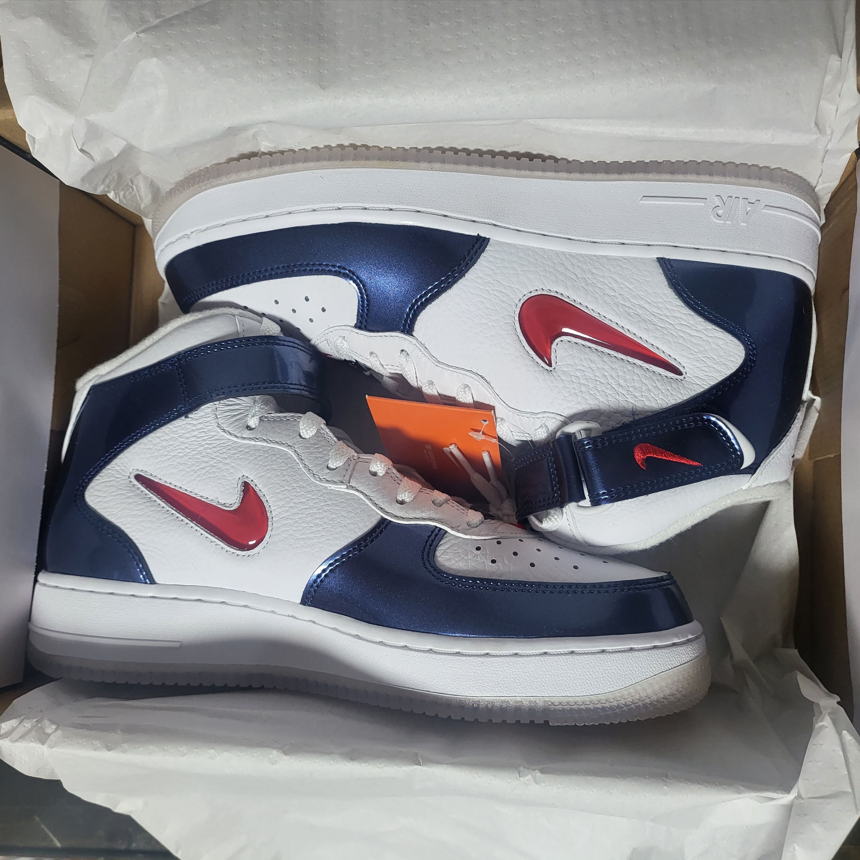 Nike Air Force 1 Mid QS University Red and Midnight Navy 착용 스타일 - 1