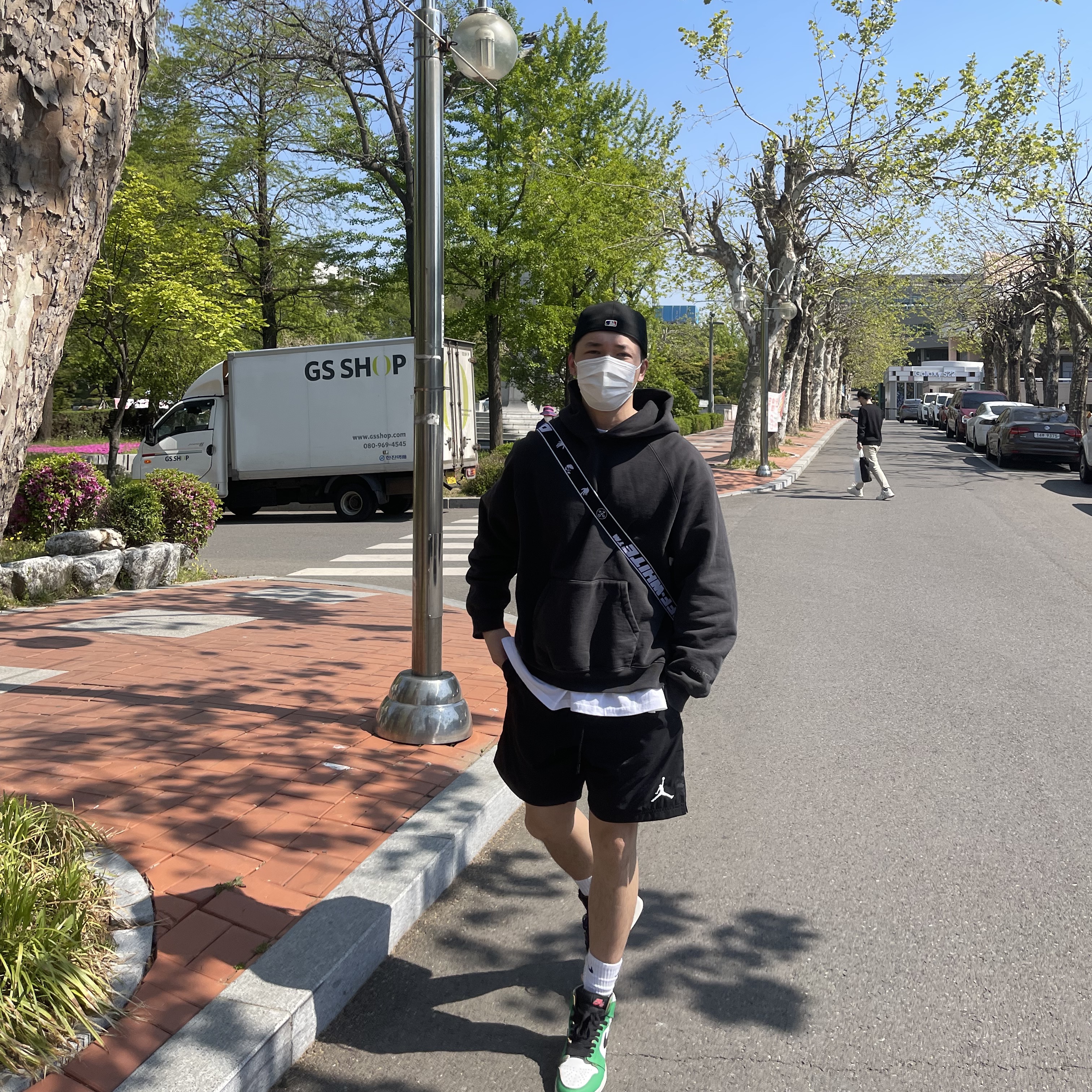 (W) Jordan 1 Retro High OG Lucky Green, Off-White x Amore Pacific Protection Box (Without Cosmetics) 착용 스타일