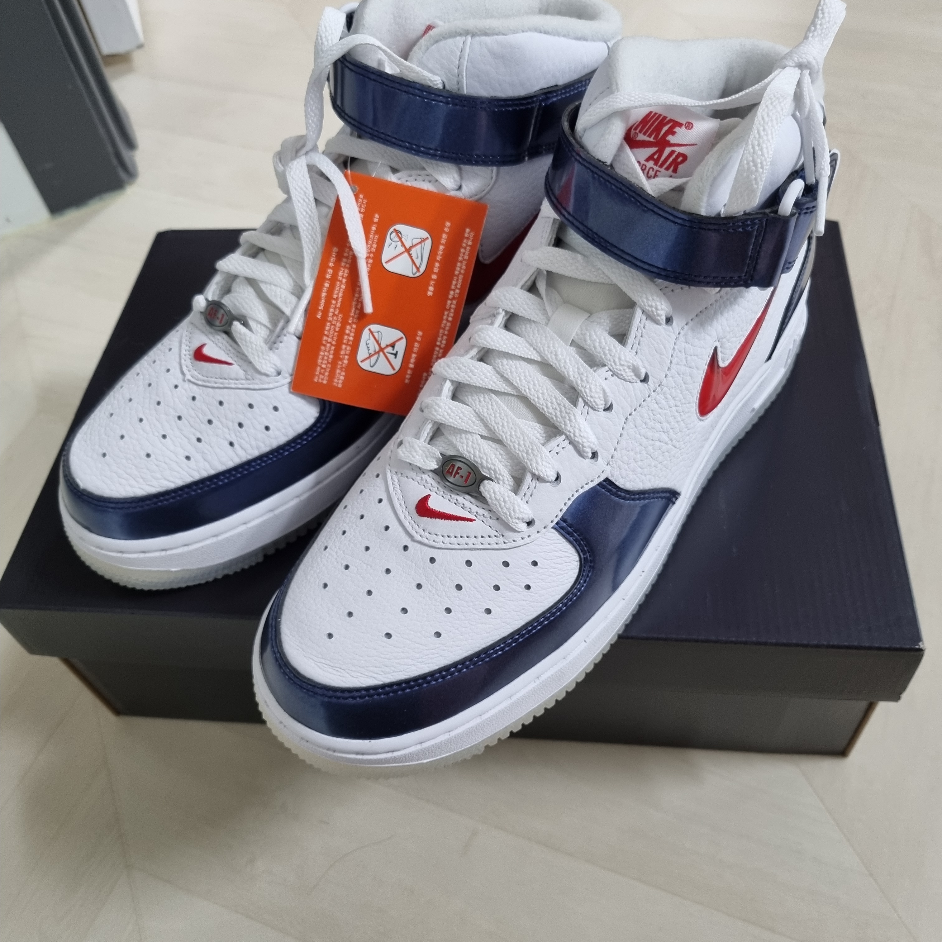 Nike Air Force 1 Mid QS University Red and Midnight Navy 착용 스타일