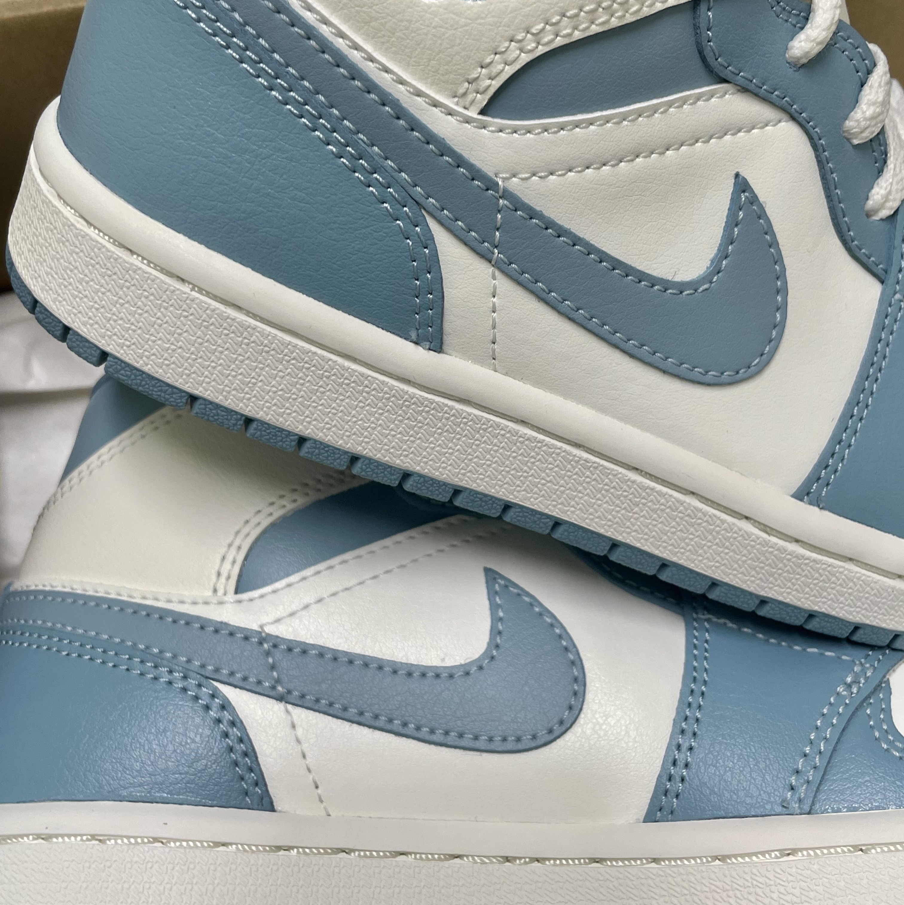 (W) Jordan 1 Mid Sail and Worn Blue 착용 스타일 - 2