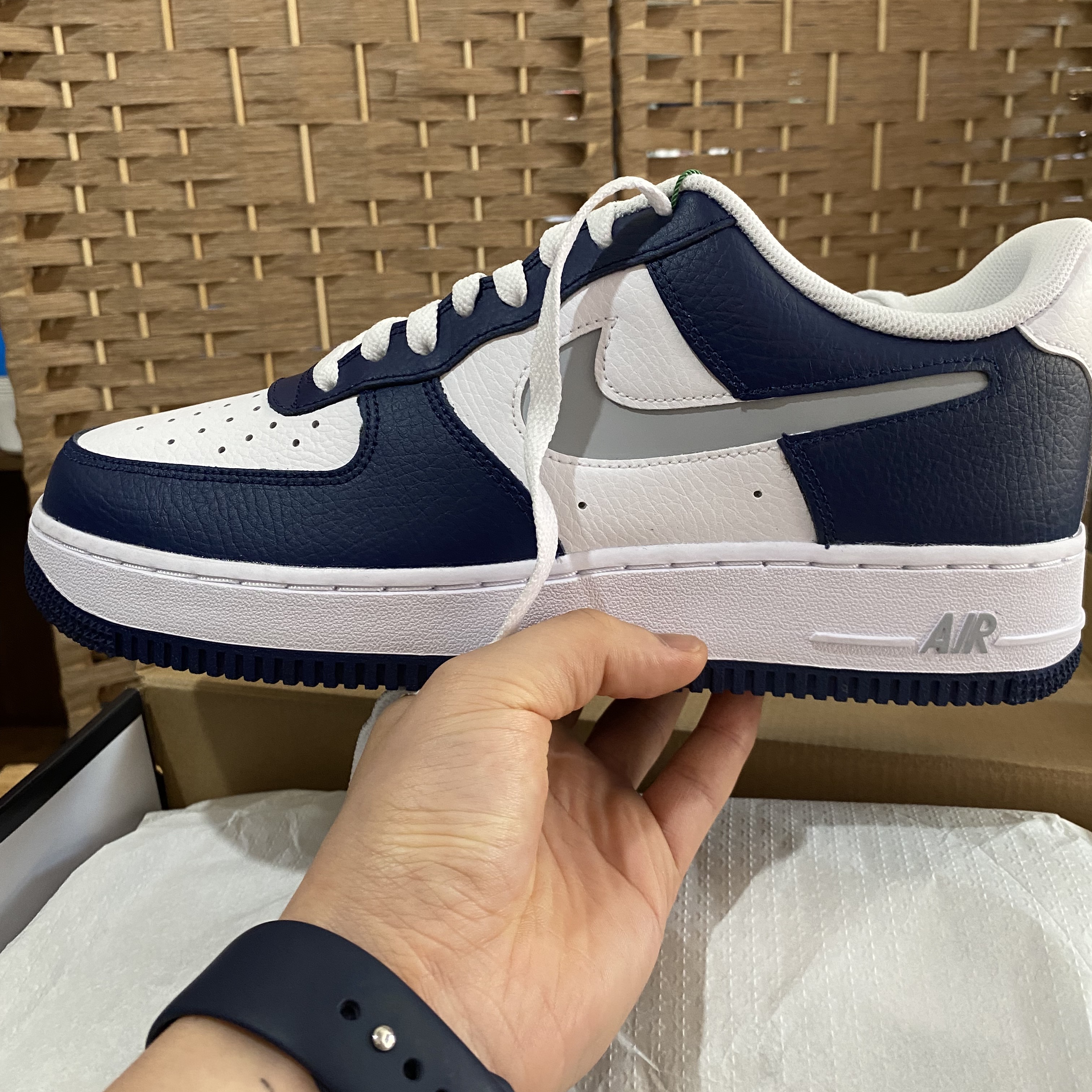 Nike Air Force 1 '07 Cut Out Swoosh Midnight Navy 착용 스타일