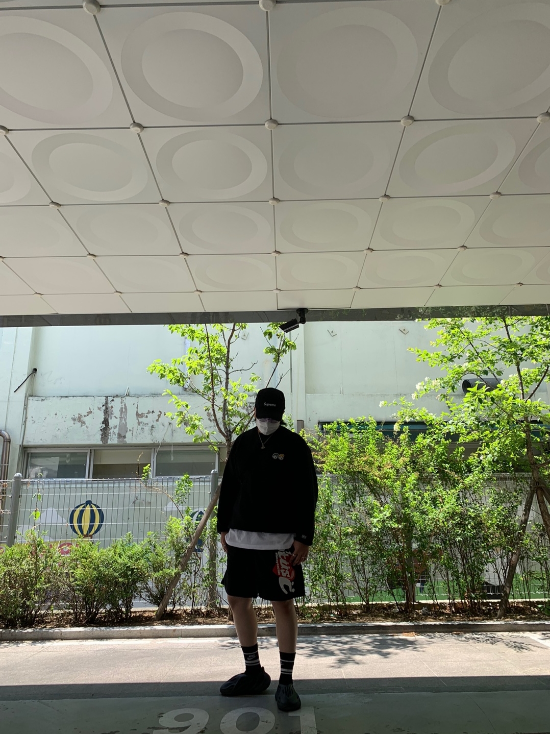 Adidas Yeezy Foam RNNR Mineral Blue, Stussy x Cactus Plant Flea Market Shorts Black 착용 스타일 - 3