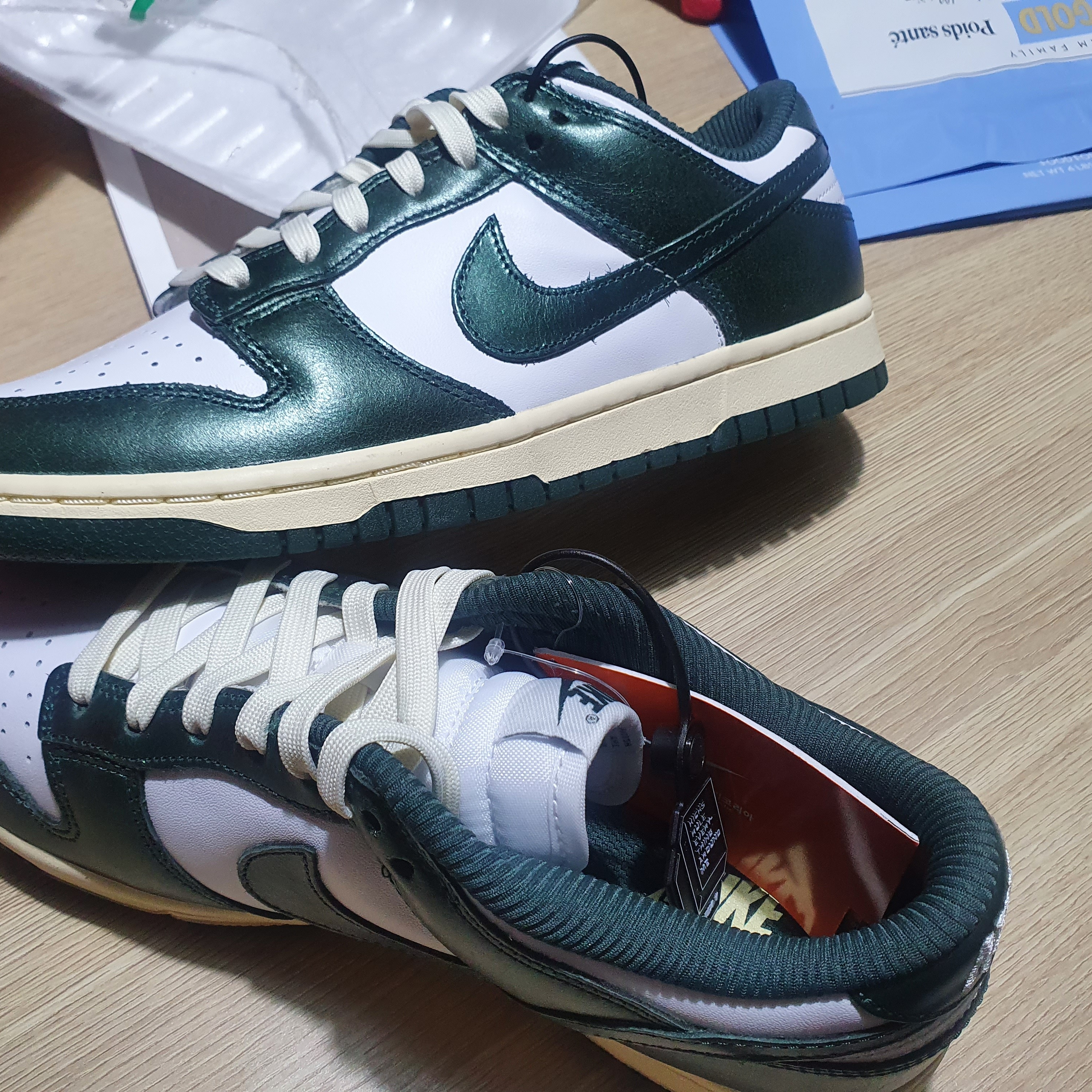 (W) Nike Dunk Low Vintage Green 착용 스타일 - 3