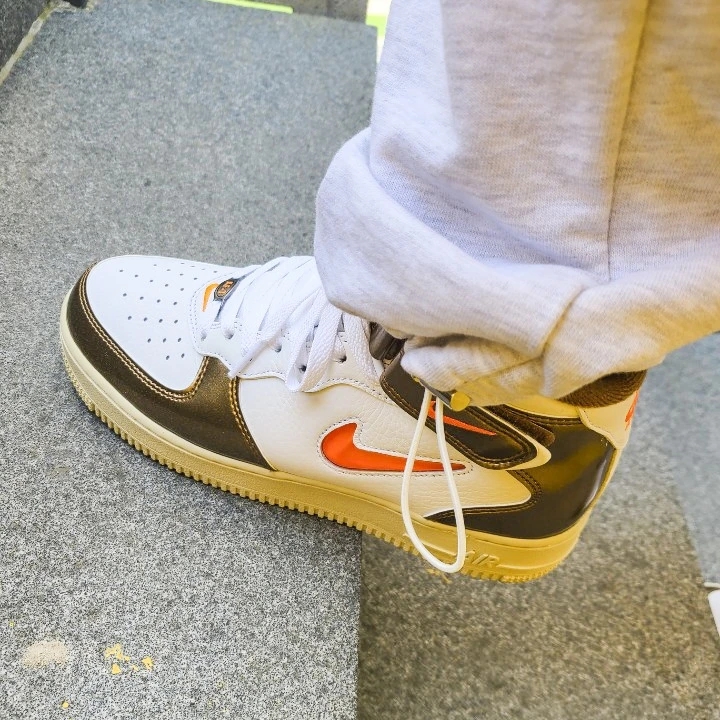 Nike Air Force 1 Mid QS Ale Brown 착용 스타일 - 2