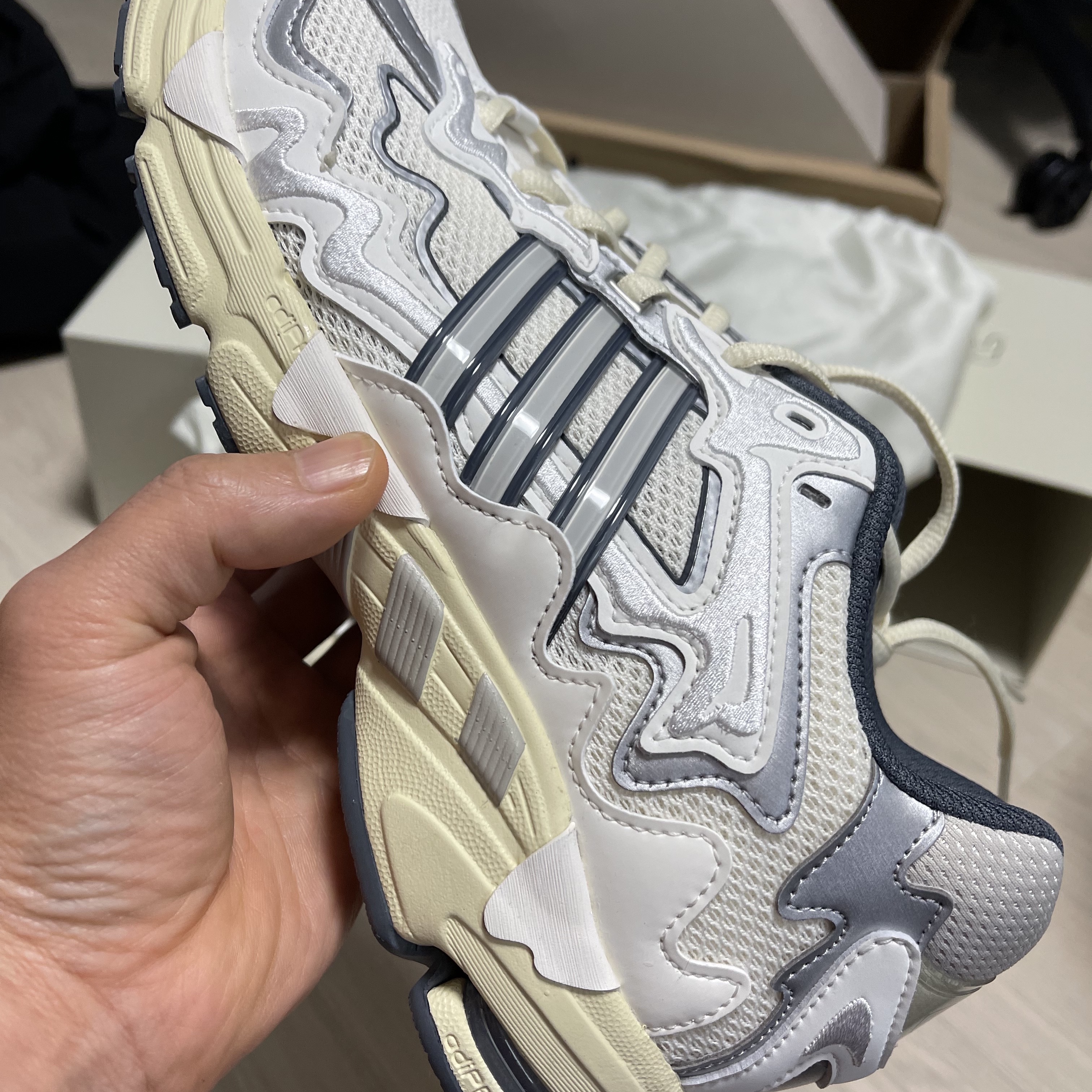 Adidas x Bad Bunny Response CL White Sand 착용 스타일 - 1