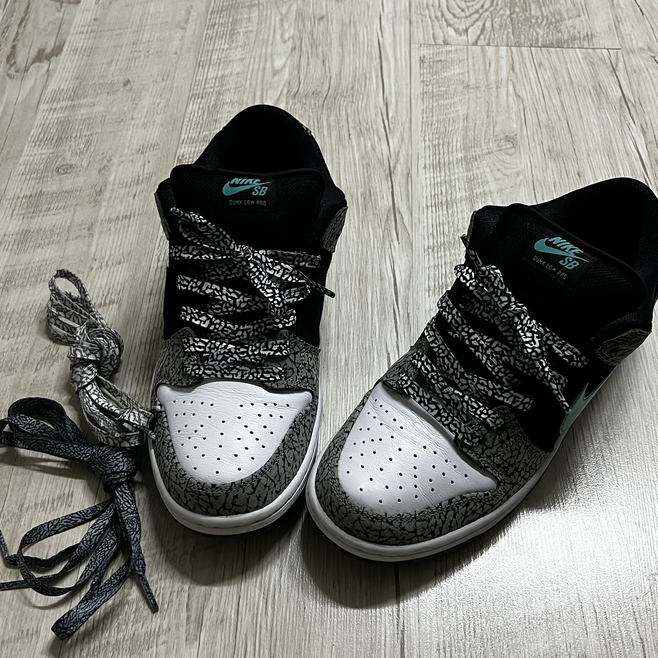 Nike SB Dunk Low Pro Clear Jade, (W) Nike Air Force 1 '07 Essential Paisley Swoosh White Malachite 착용 스타일 - 1