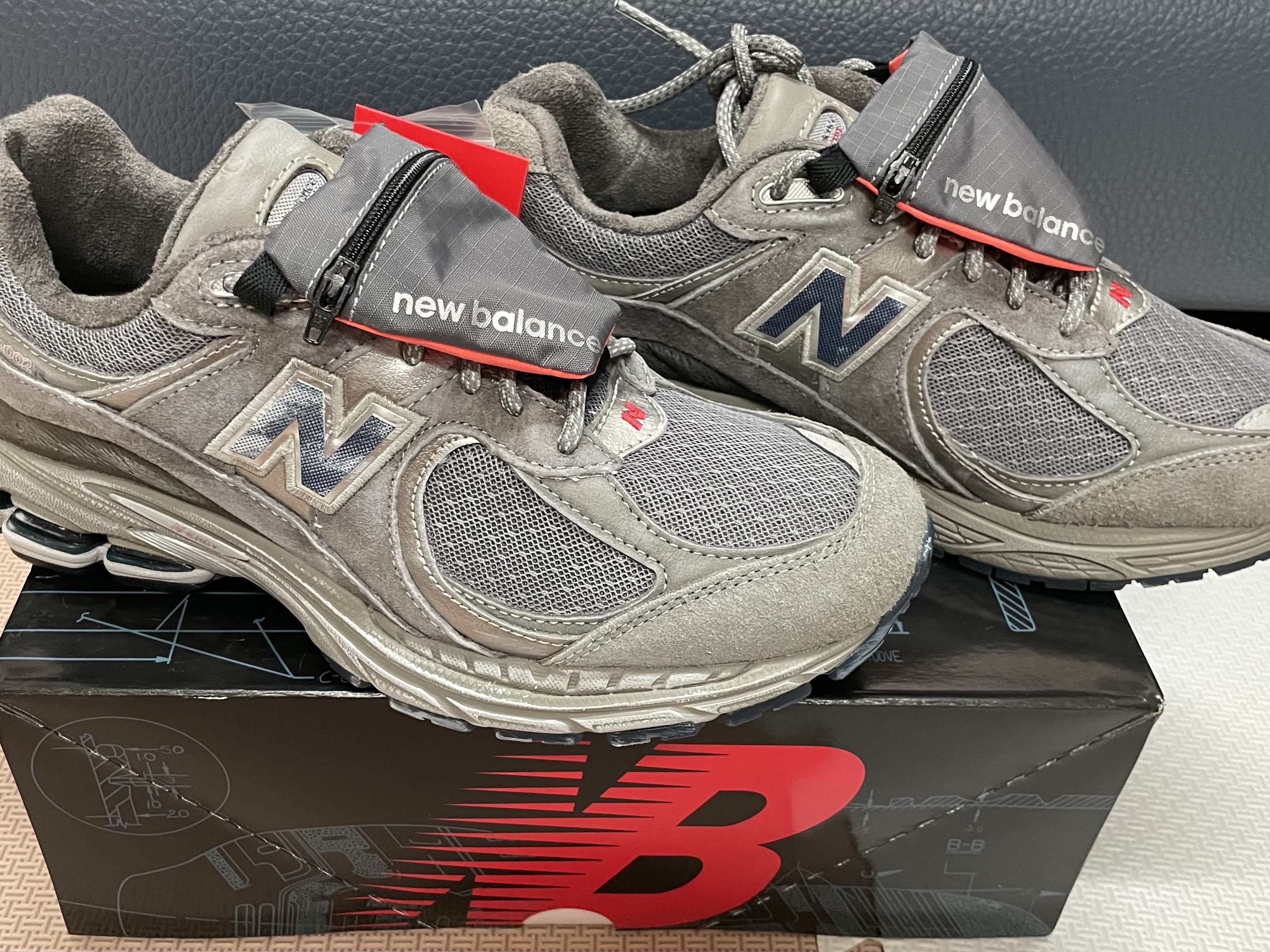 New Balance 2002R Premium Vintage Grey 착용 스타일