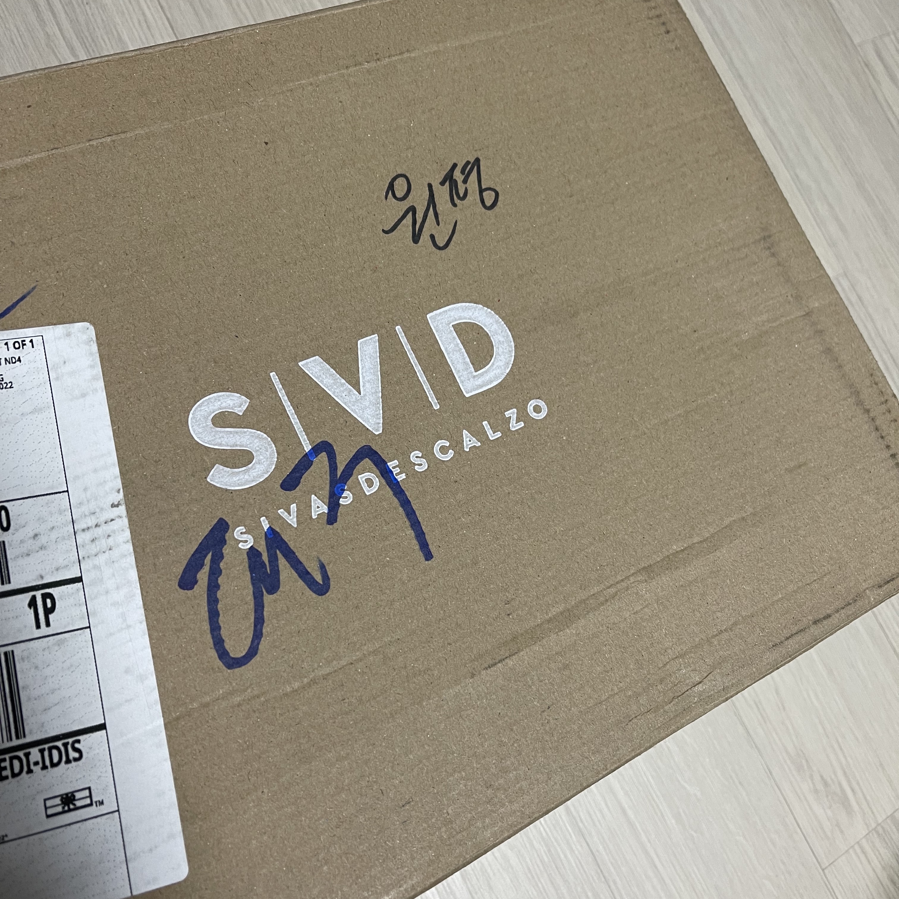 Adidas x Bad Bunny Response CL White Sand 착용 스타일 - 2