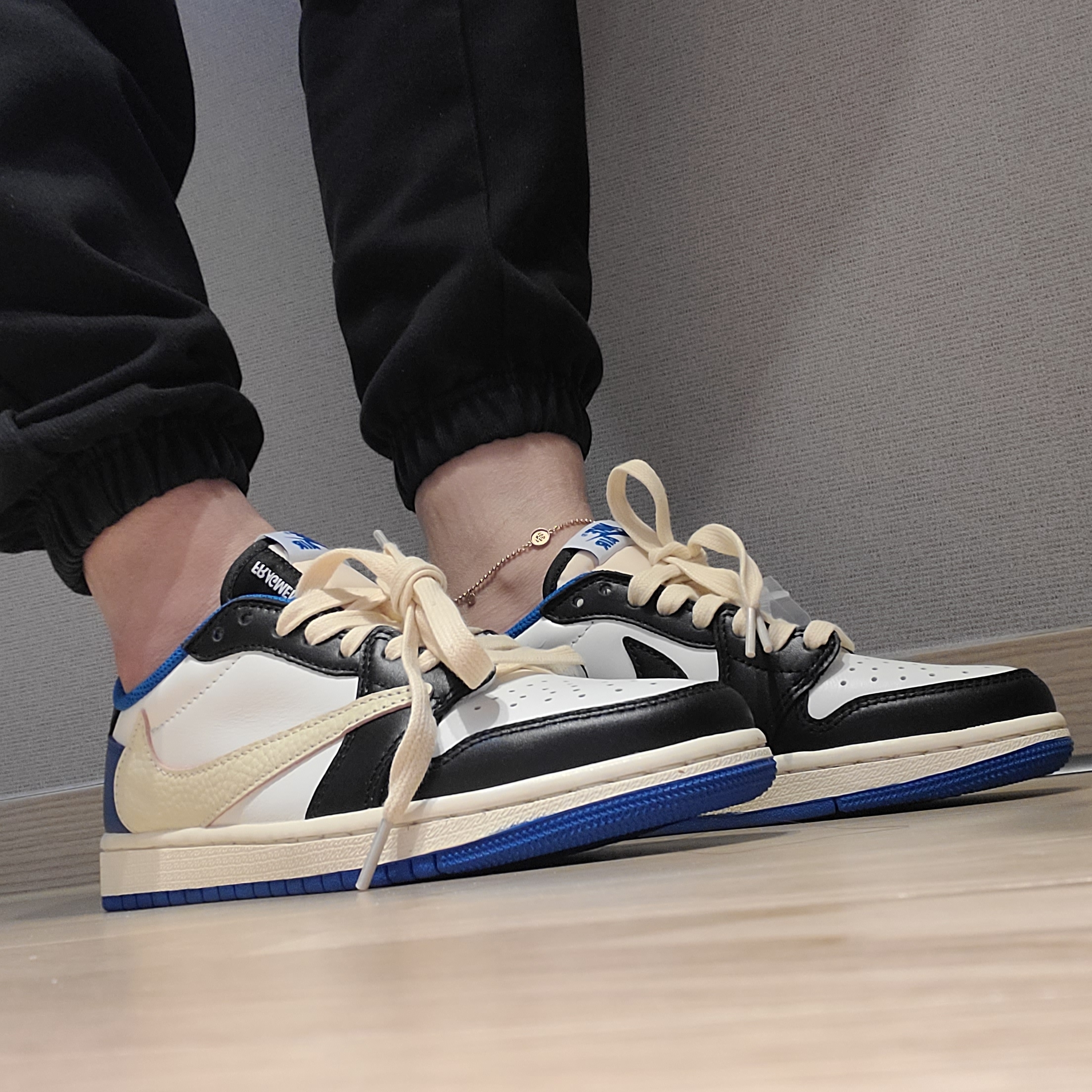 Jordan 1 x Travis Scott x Fragment Retro Low OG SP Military Blue 착용 스타일 - 1