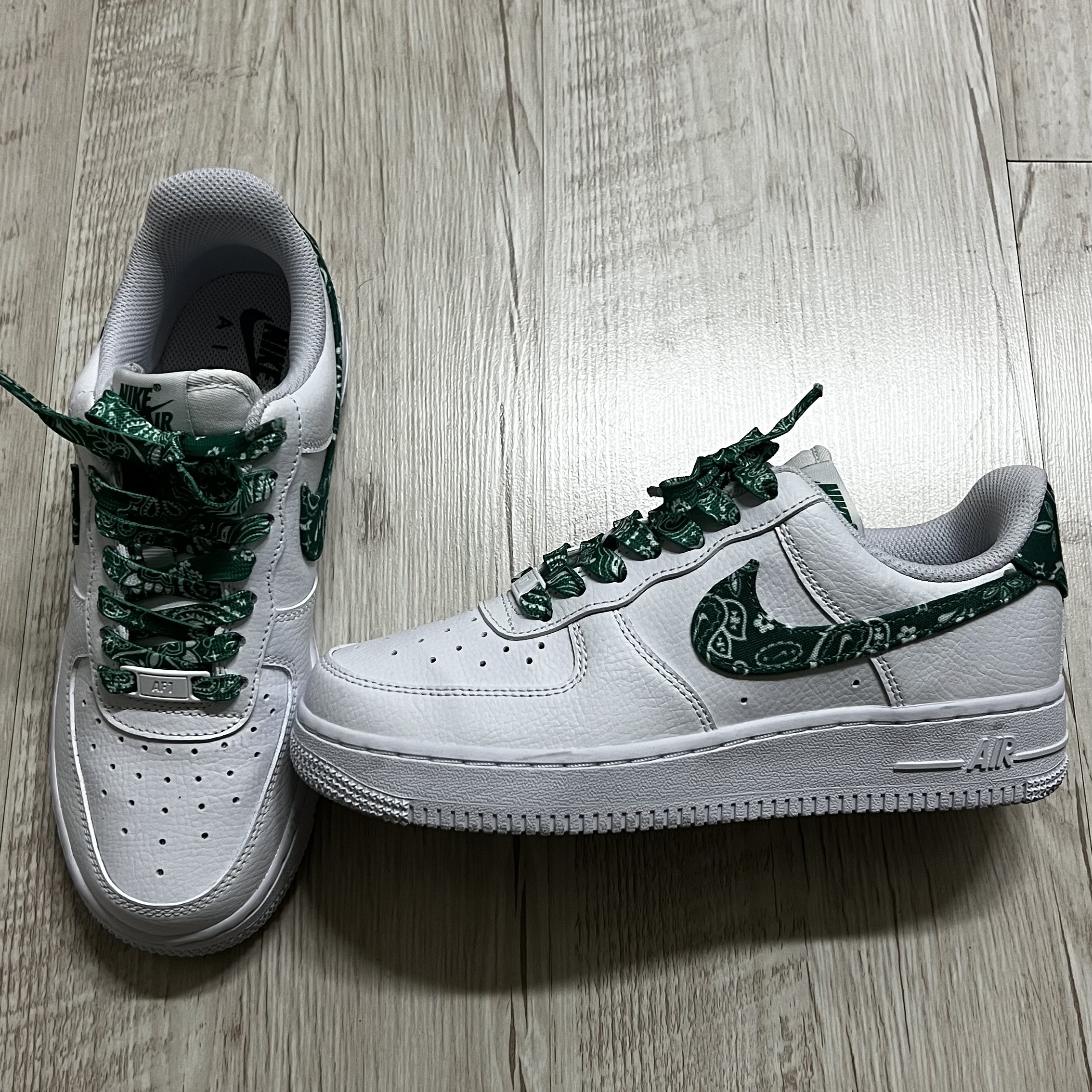 Nike SB Dunk Low Pro Clear Jade, (W) Nike Air Force 1 '07 Essential Paisley Swoosh White Malachite 착용 스타일 - 2