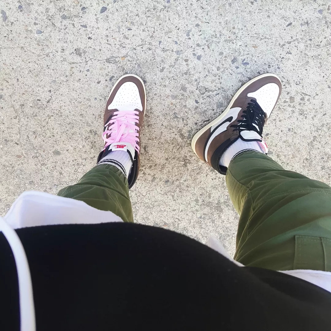 Jordan 1 x Travis Scott Retro High OG SP Mocha 착용 스타일 - 1