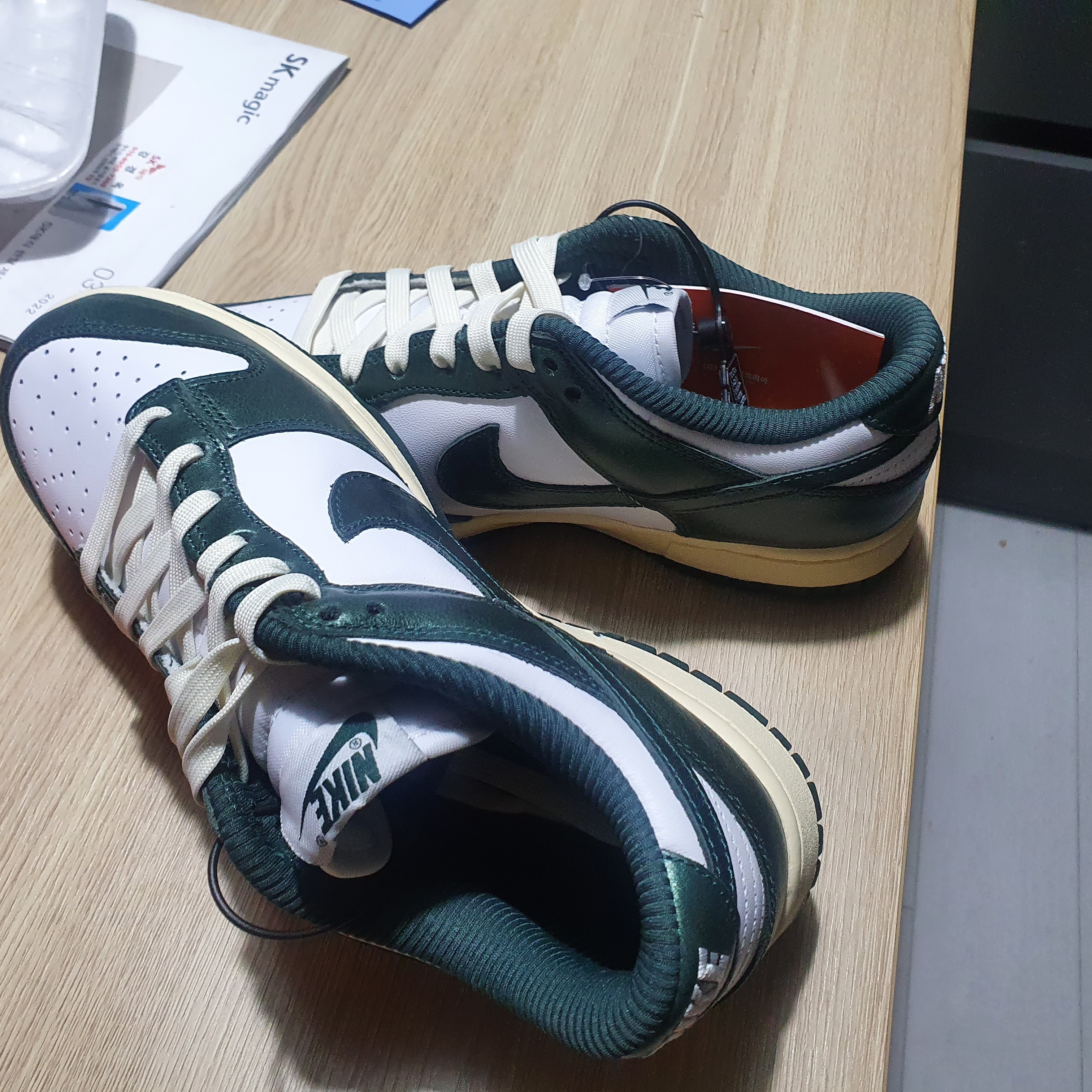 (W) Nike Dunk Low Vintage Green 착용 스타일 - 1