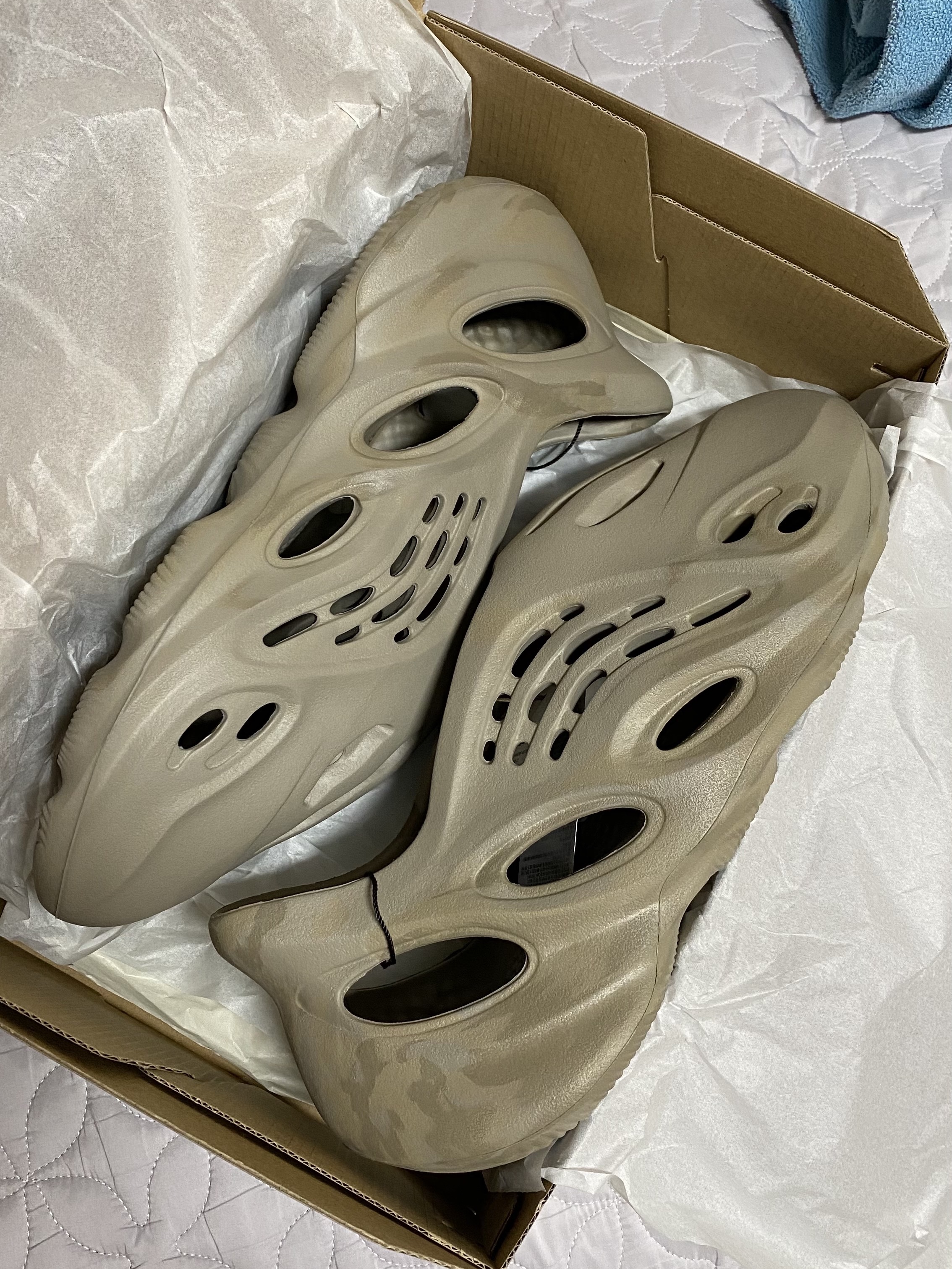 Adidas Yeezy Foam RNNR Stone Sage 착용 스타일