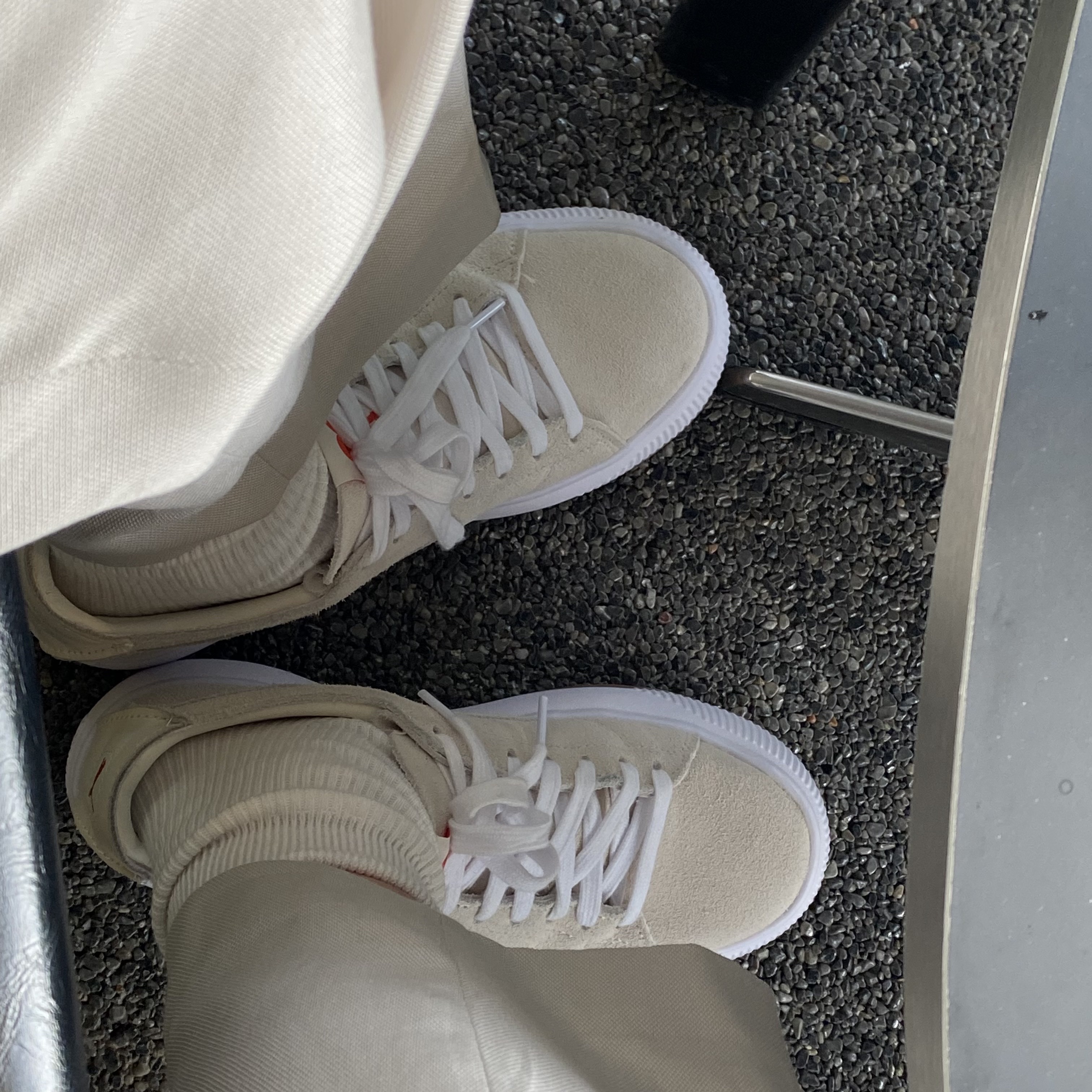 Puma x AMI Suede Mayu Deconstruct Pristine 착용 스타일 - 3