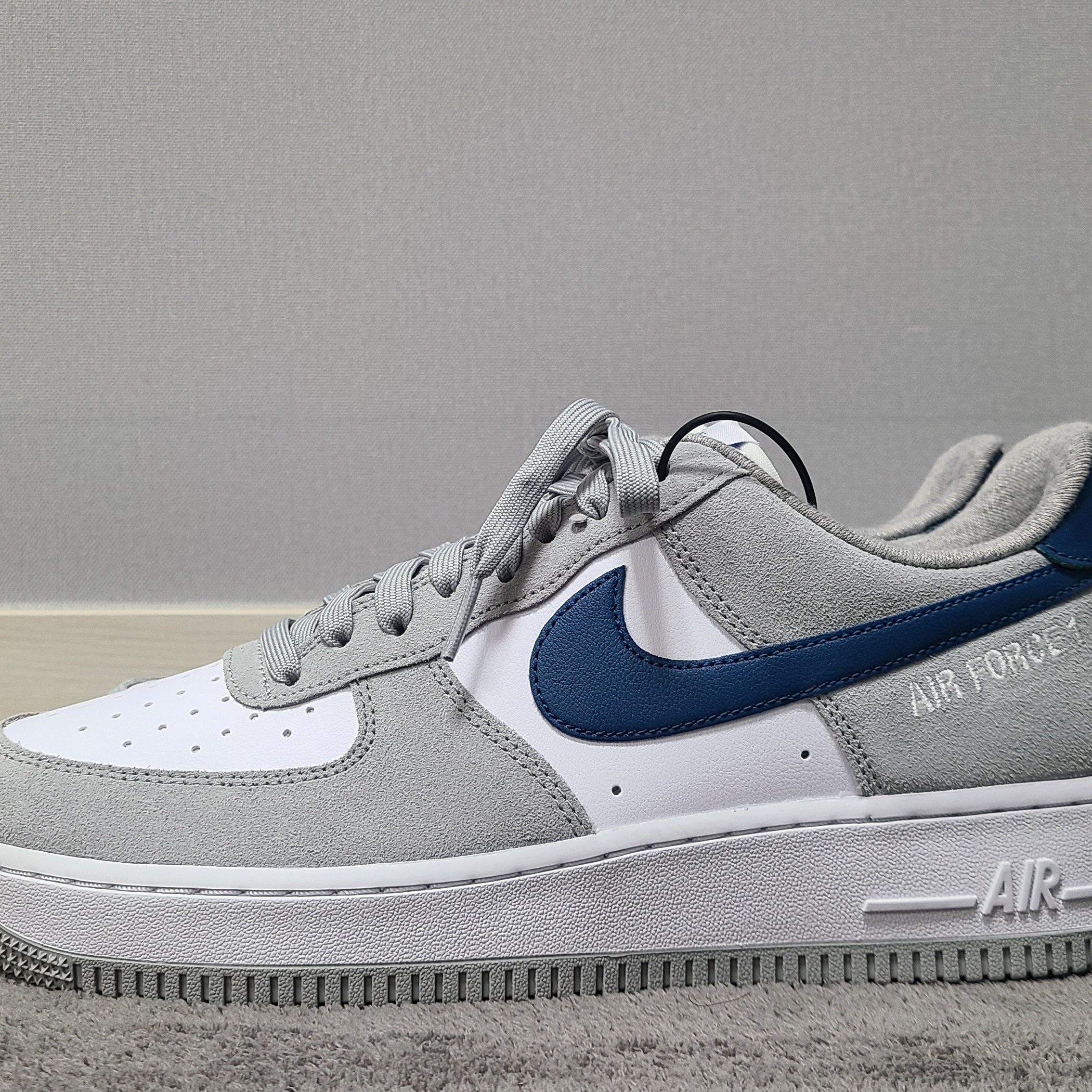 Nike Air Force 1 '07 LV8 Athletic Club Light Smoke Grey Marina 착용 스타일 - 3