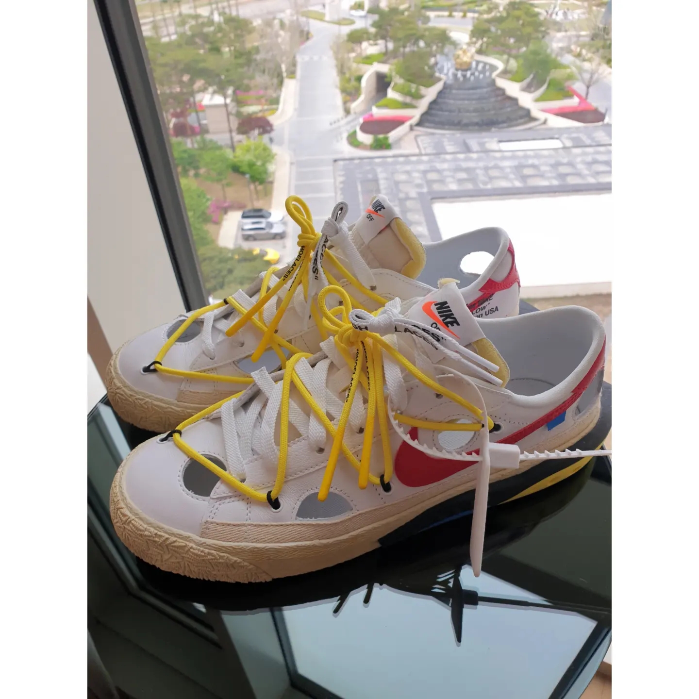Nike x Off-White Blazer Low '77 White and University Red 착용 스타일 - 1