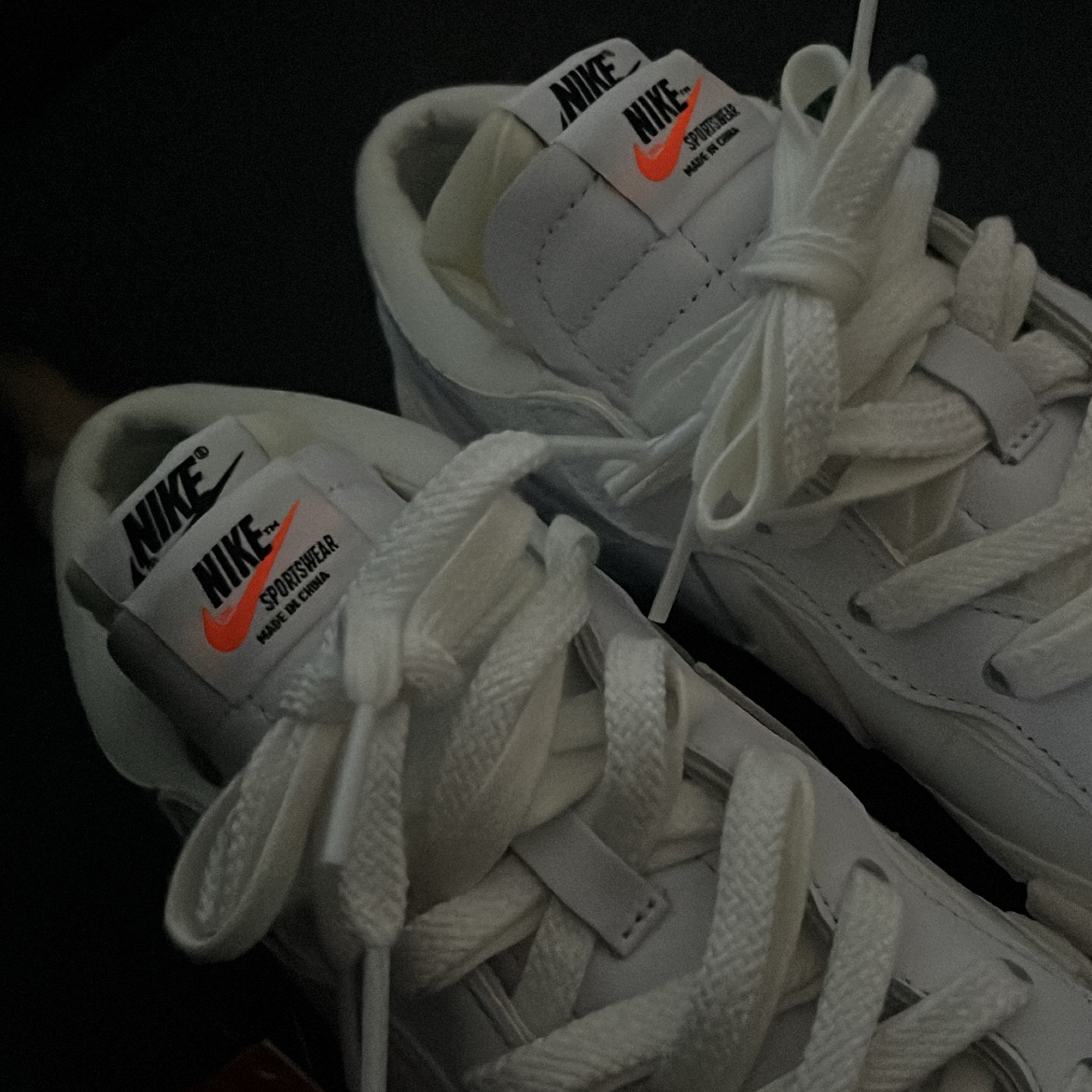 Nike x Sacai Blazer Low White Patent Leather 착용 스타일 - 3