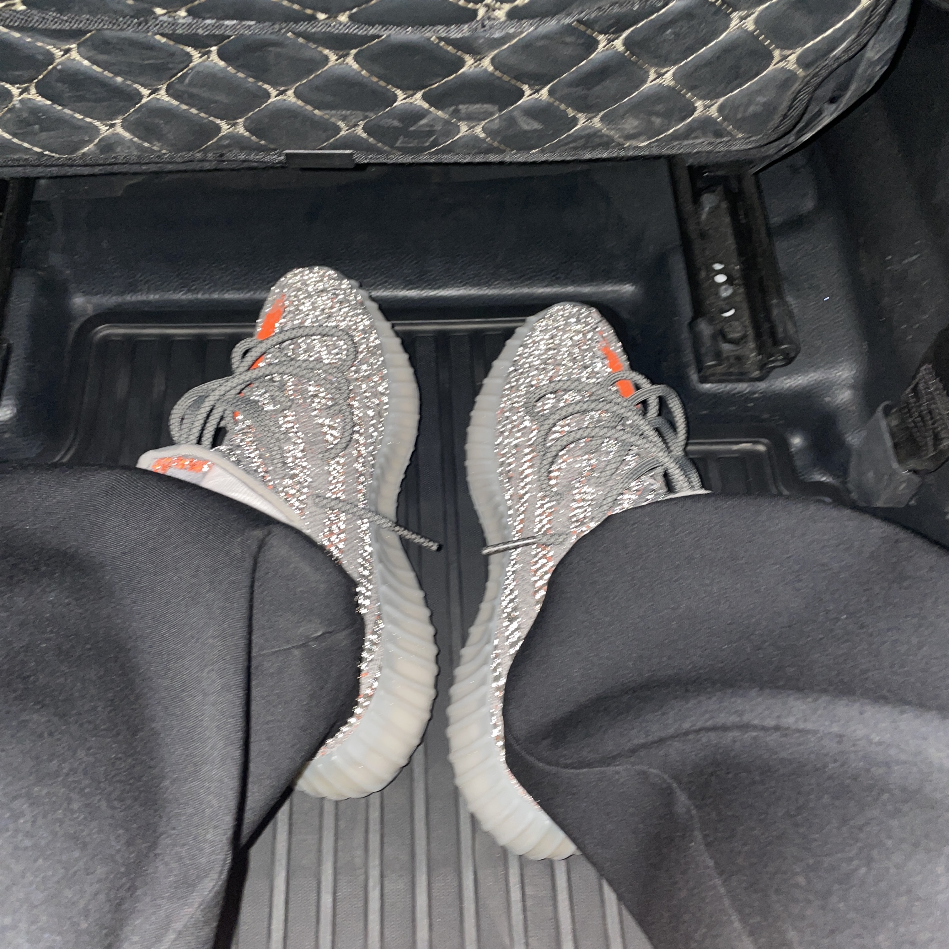 Adidas Yeezy Boost 350 V2 Beluga - Reflective 착용 스타일 - 1