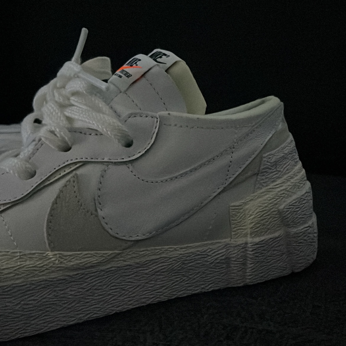 Nike x Sacai Blazer Low White Patent Leather 착용 스타일 - 2