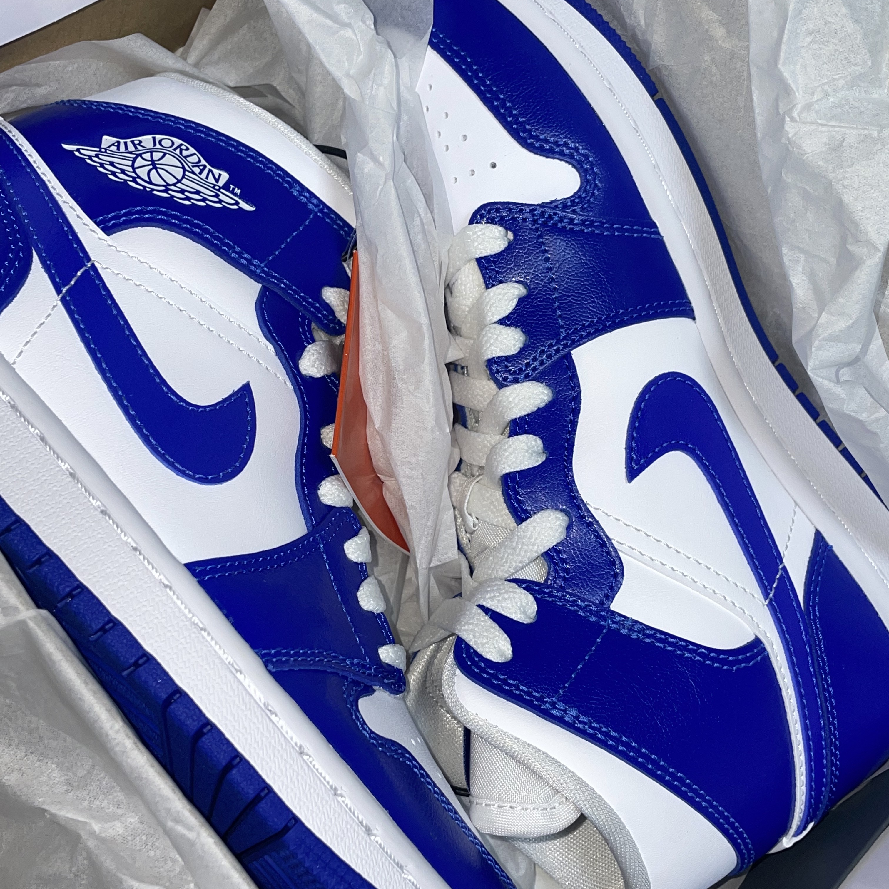 (W) Jordan 1 Mid White Hyper Royal 착용 스타일