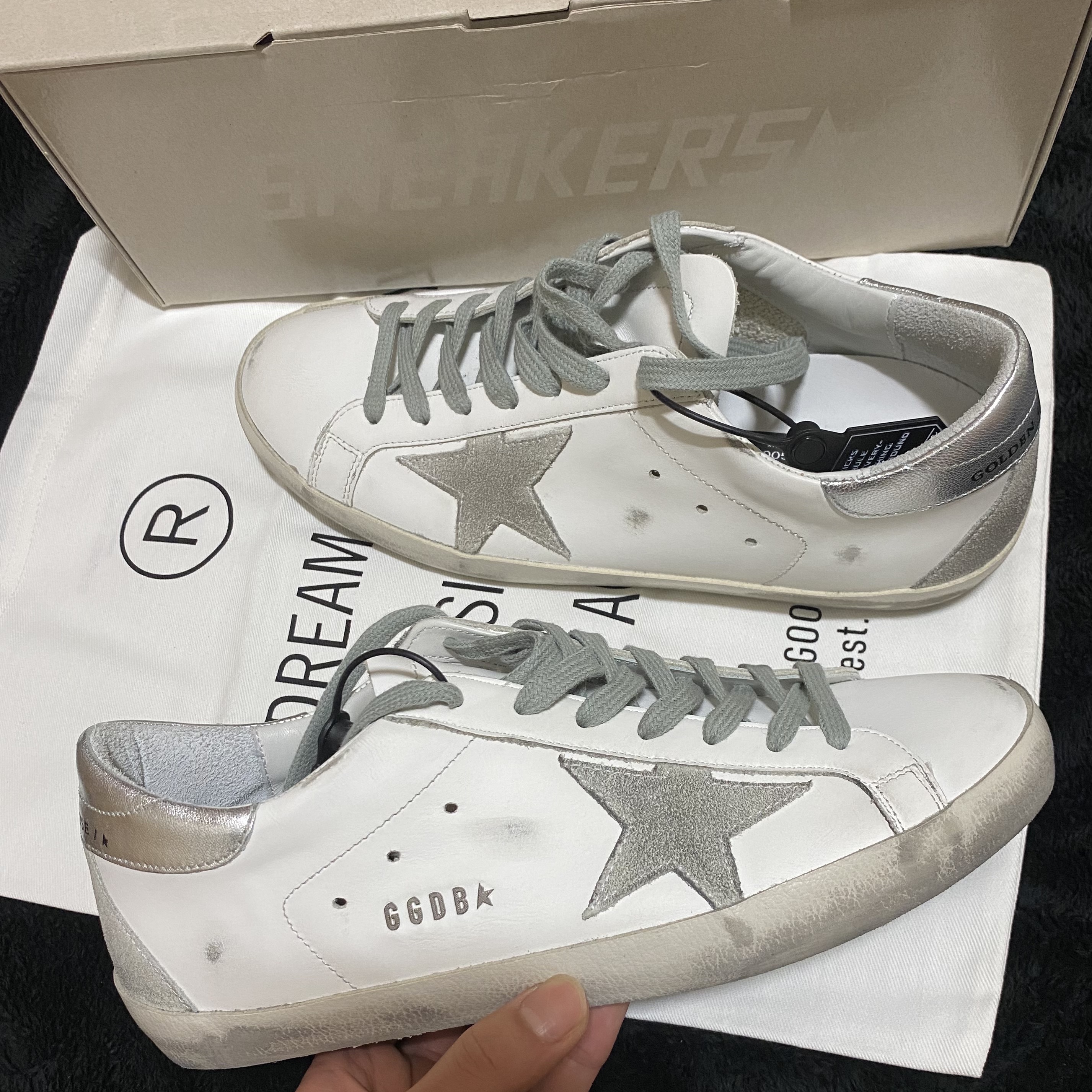 Golden Goose Superstar White Silver Heel Tab Sneakers 착용 스타일 - 2