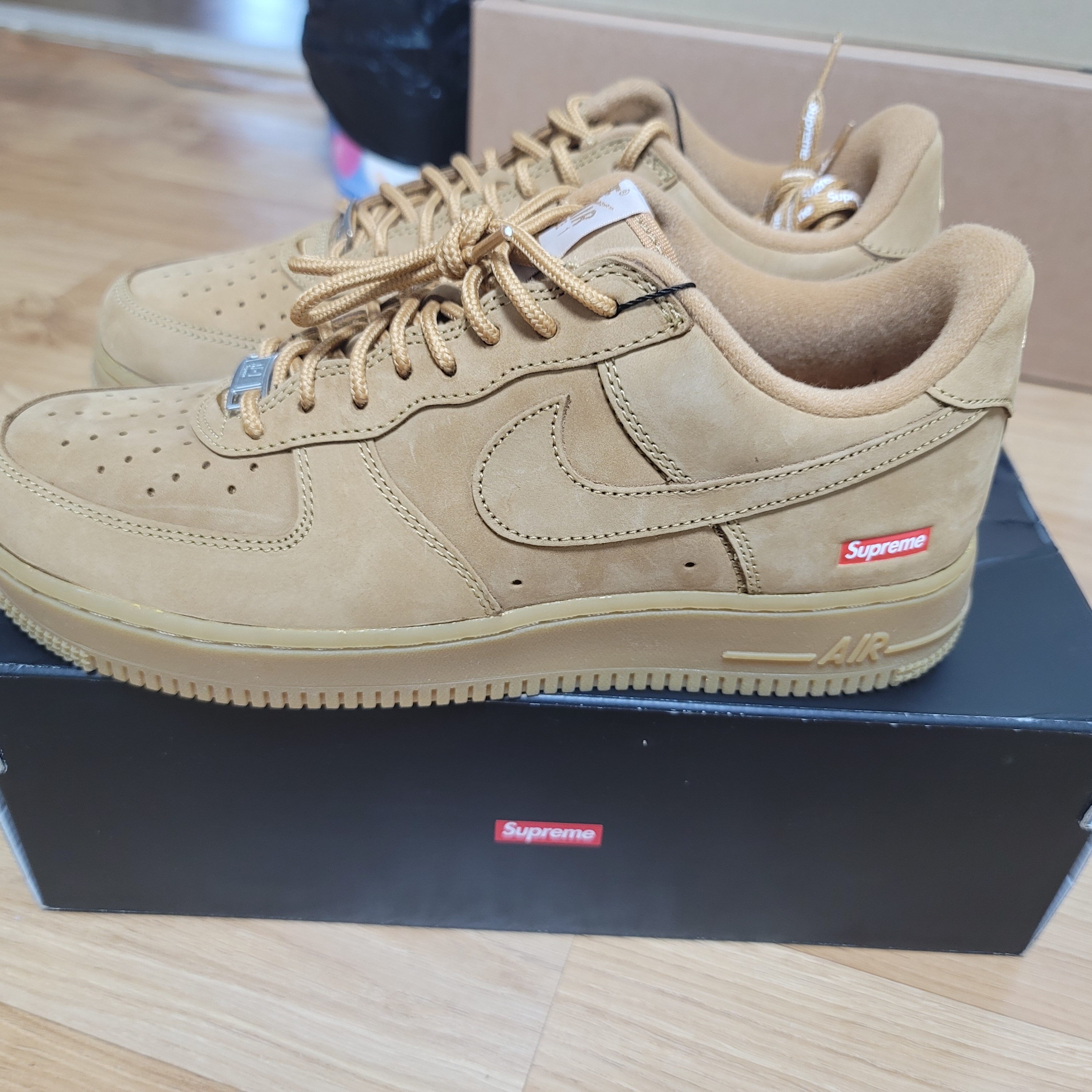 Nike x Supreme Air Force 1 Low Flax 착용 스타일 - 3