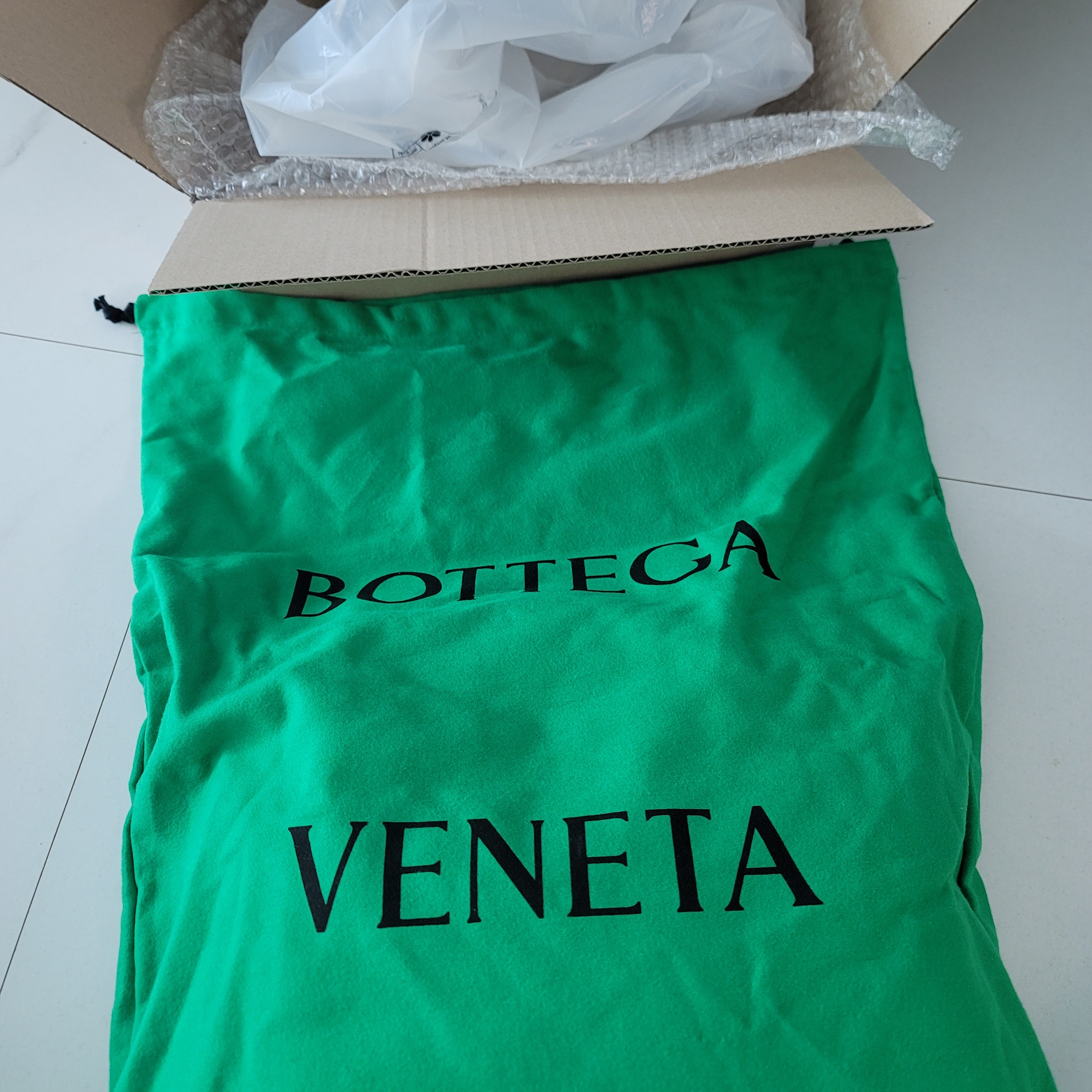 Bottega Veneta Padded Tech Cassette Parakeet 착용 스타일 - 3