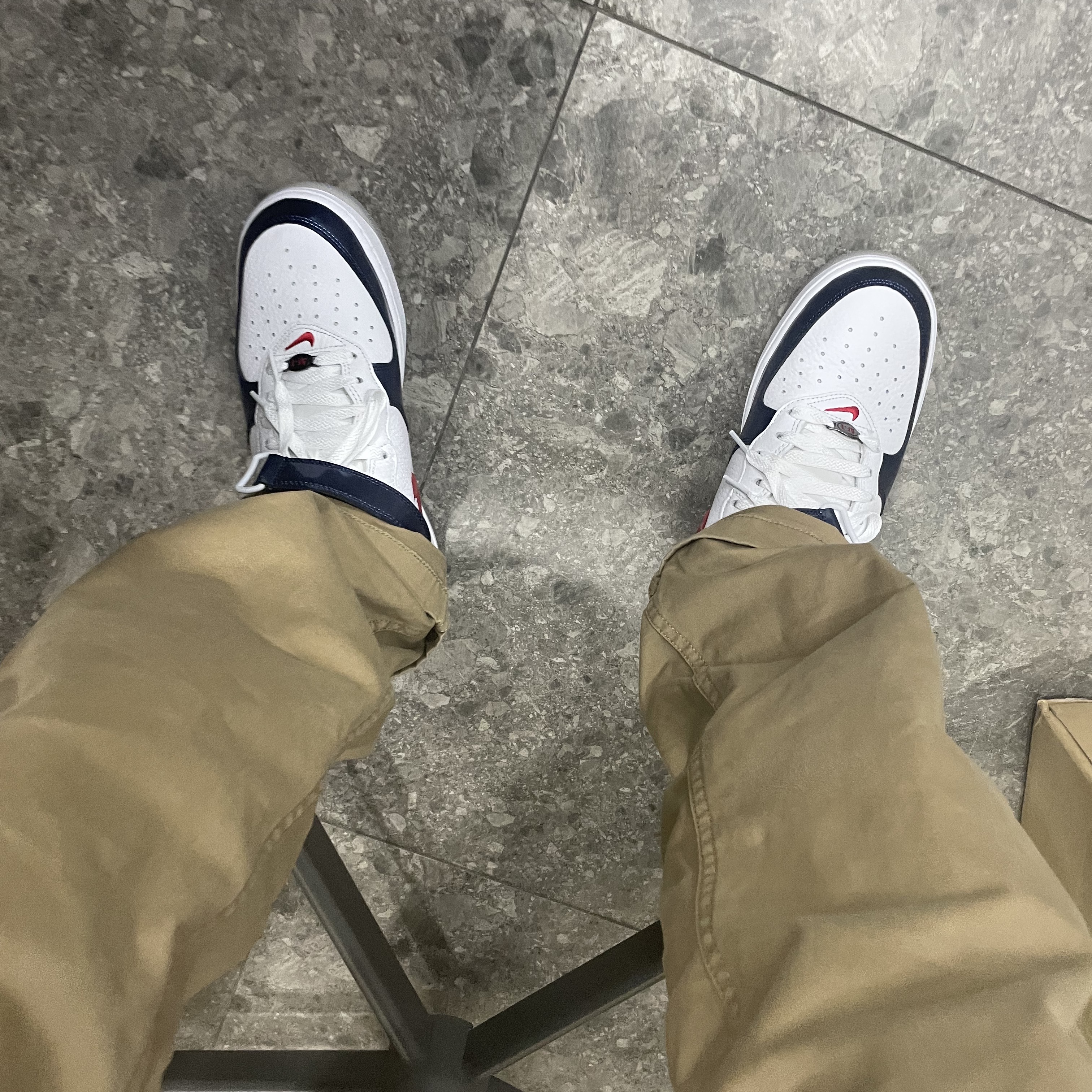 Nike Air Force 1 Mid QS University Red and Midnight Navy 착용 스타일