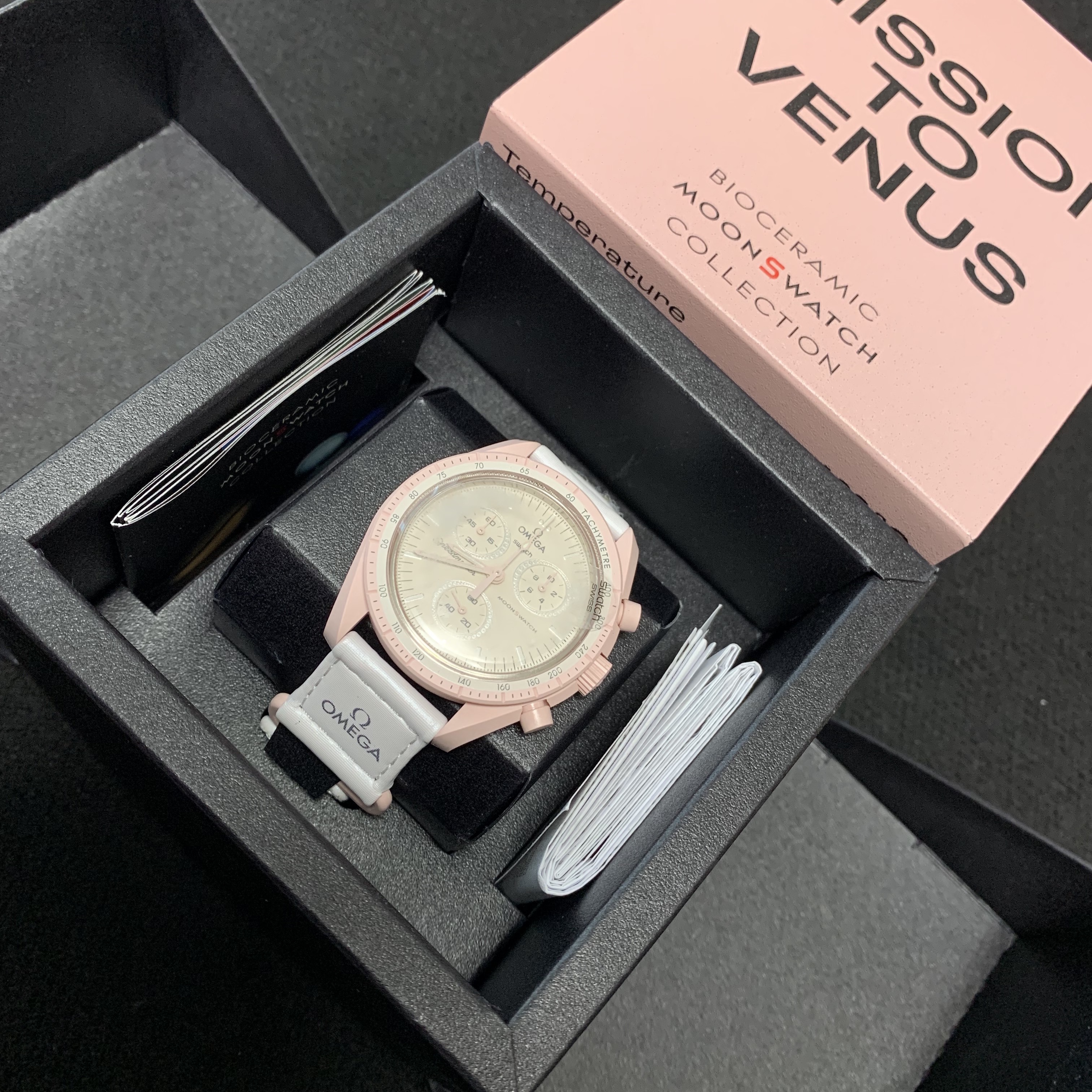 Swatch x Omega Bioceramic MoonSwatch Mission To Venus 착용 스타일 - 3