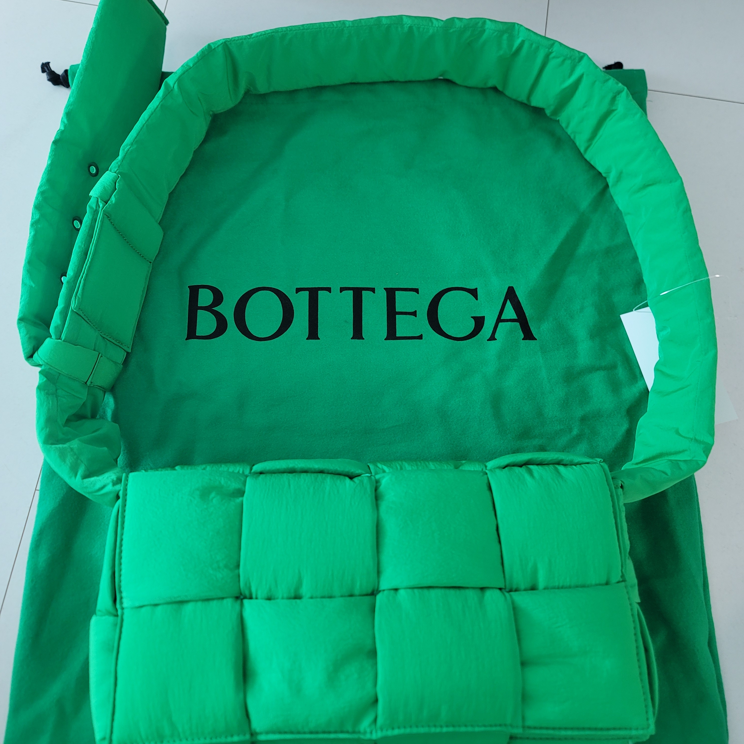 Bottega Veneta Padded Tech Cassette Parakeet 착용 스타일 - 1