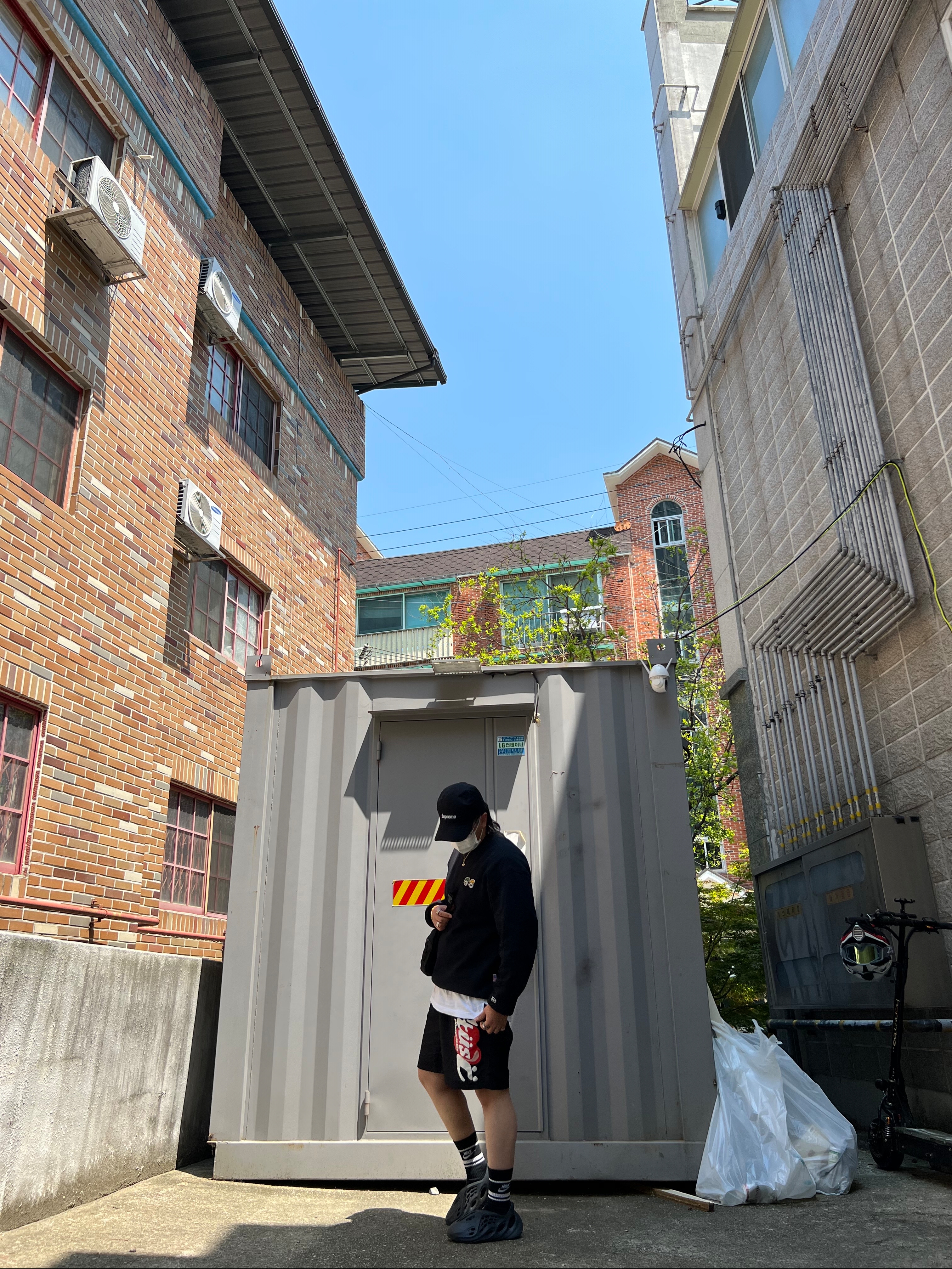 Adidas Yeezy Foam RNNR Mineral Blue, Stussy x Cactus Plant Flea Market Shorts Black 착용 스타일 - 1