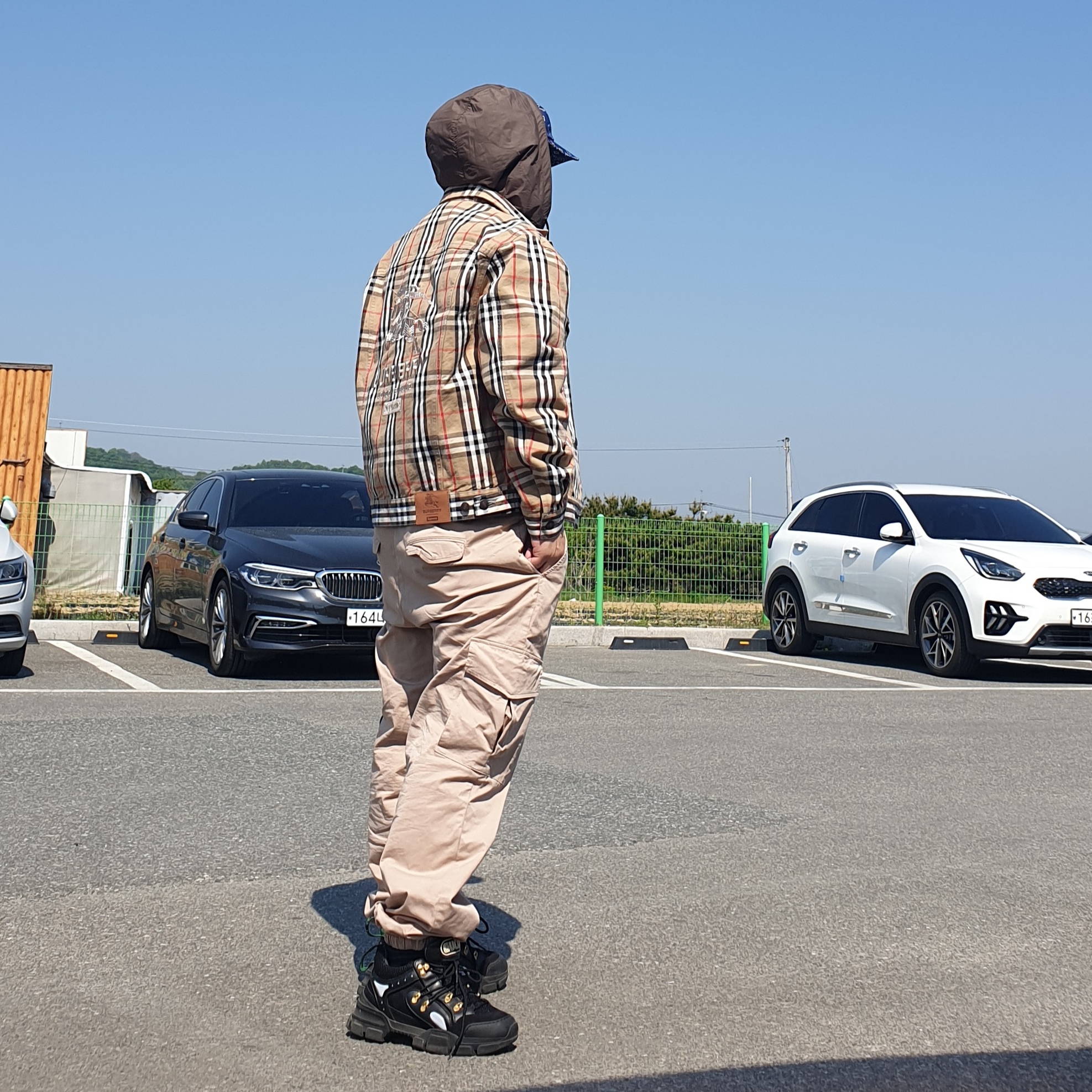 Gucci Flashtrek Sneakers Green Blue, Supreme x Burberry Denim Trucker Jacket Beige - 22SS 착용 스타일