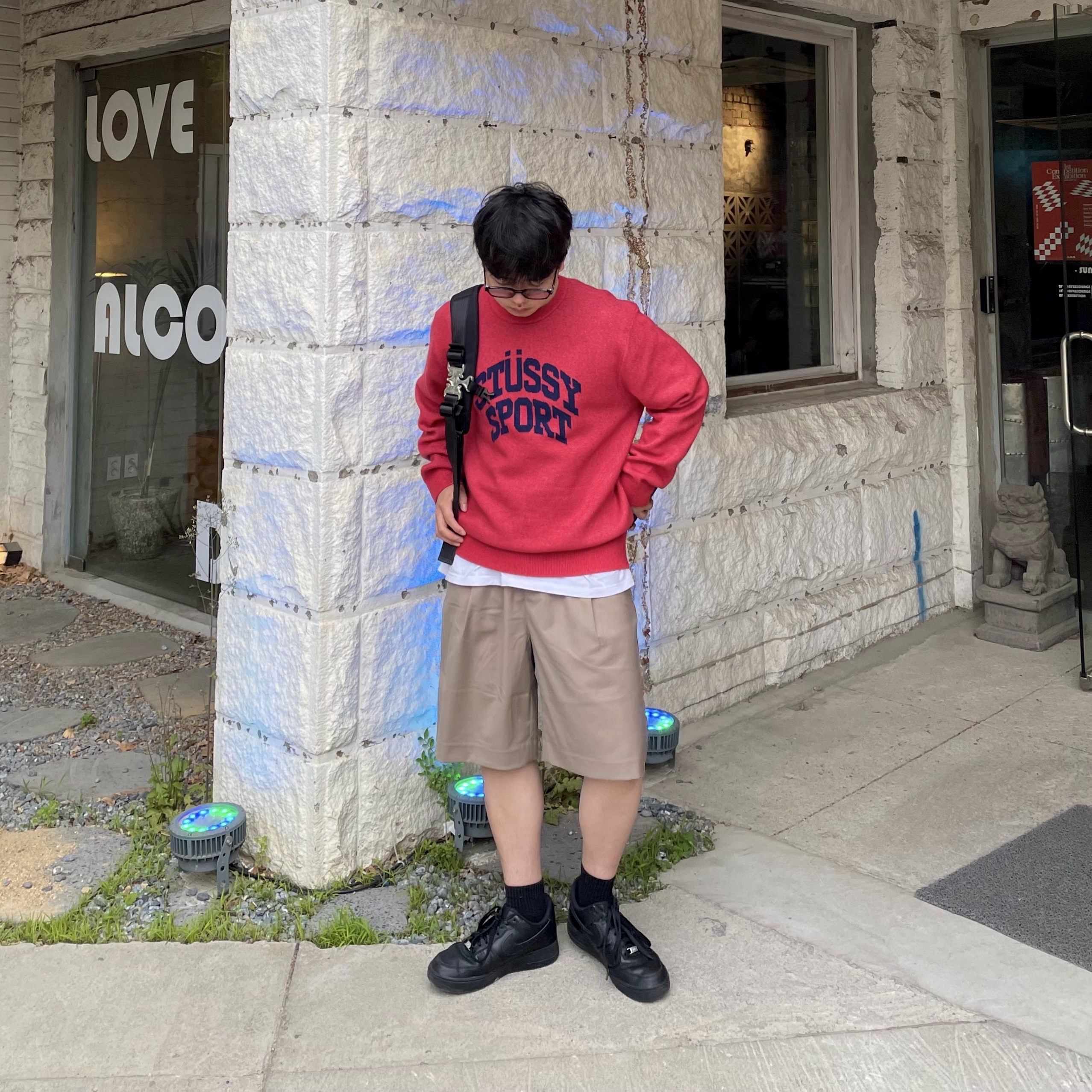 Stussy Sport Sweater Red, Nike Air Force 1 '07 Low Triple Black 착용 스타일 - 1