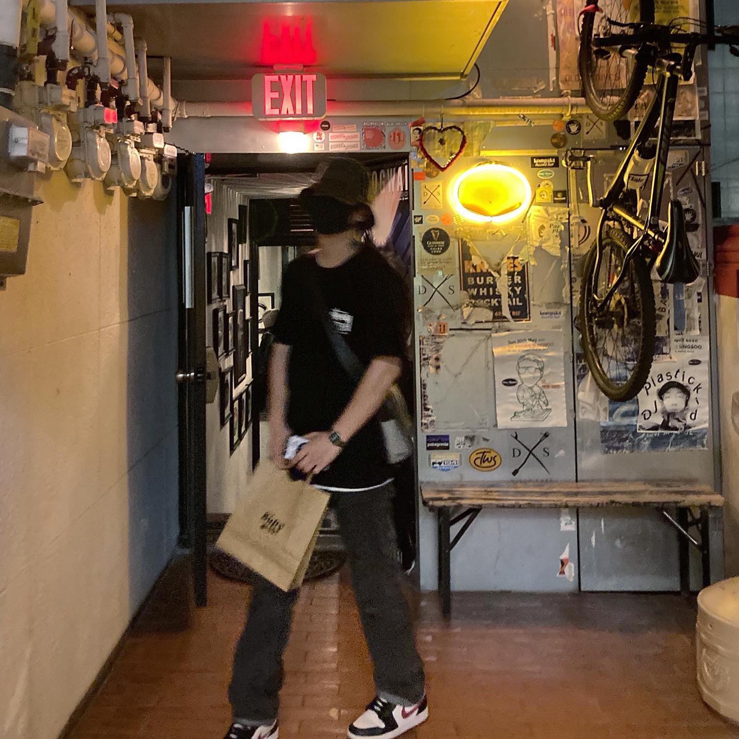 Jordan 1 Mid Gym Red Black White, Stussy 8 Ball T-Shirt Black - 22SS 착용 스타일