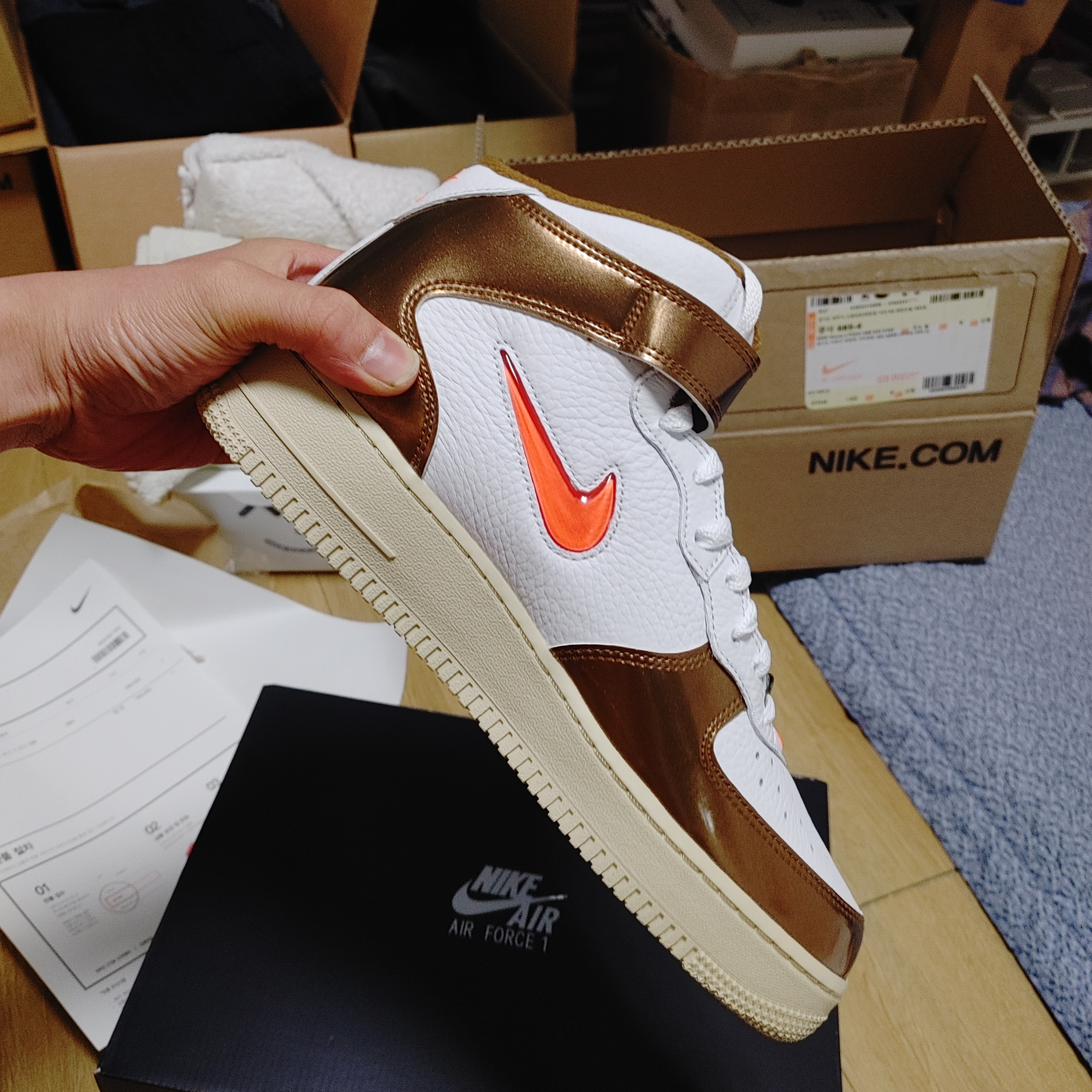 Nike Air Force 1 Mid QS University Red and Midnight Navy, Nike Air Force 1 Mid QS Ale Brown 착용 스타일 - 3
