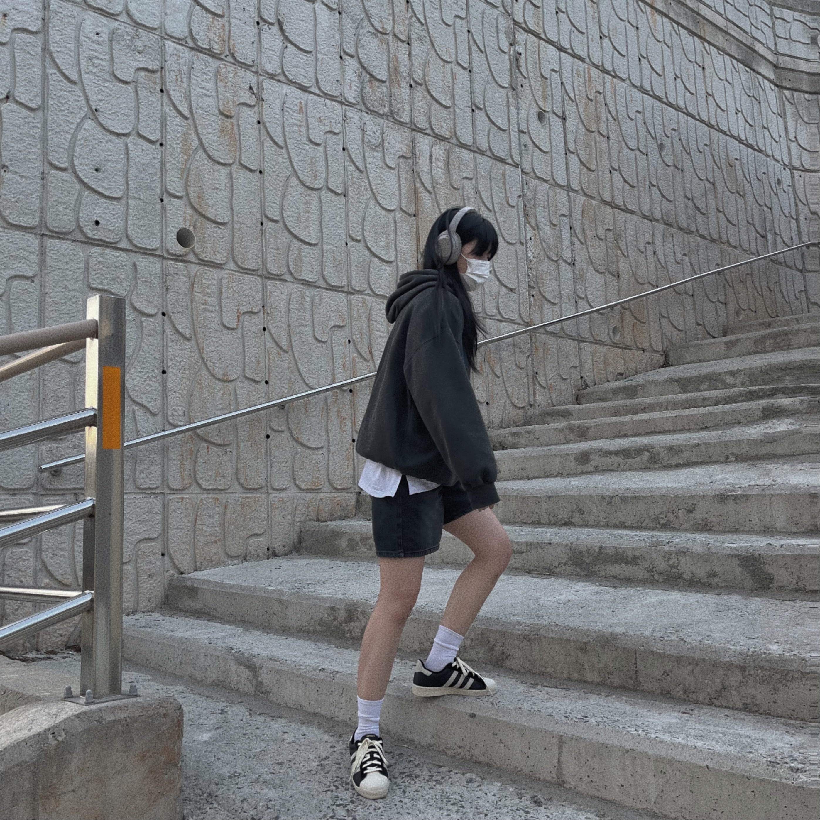 Adidas Superstar 82 Black White 착용 스타일