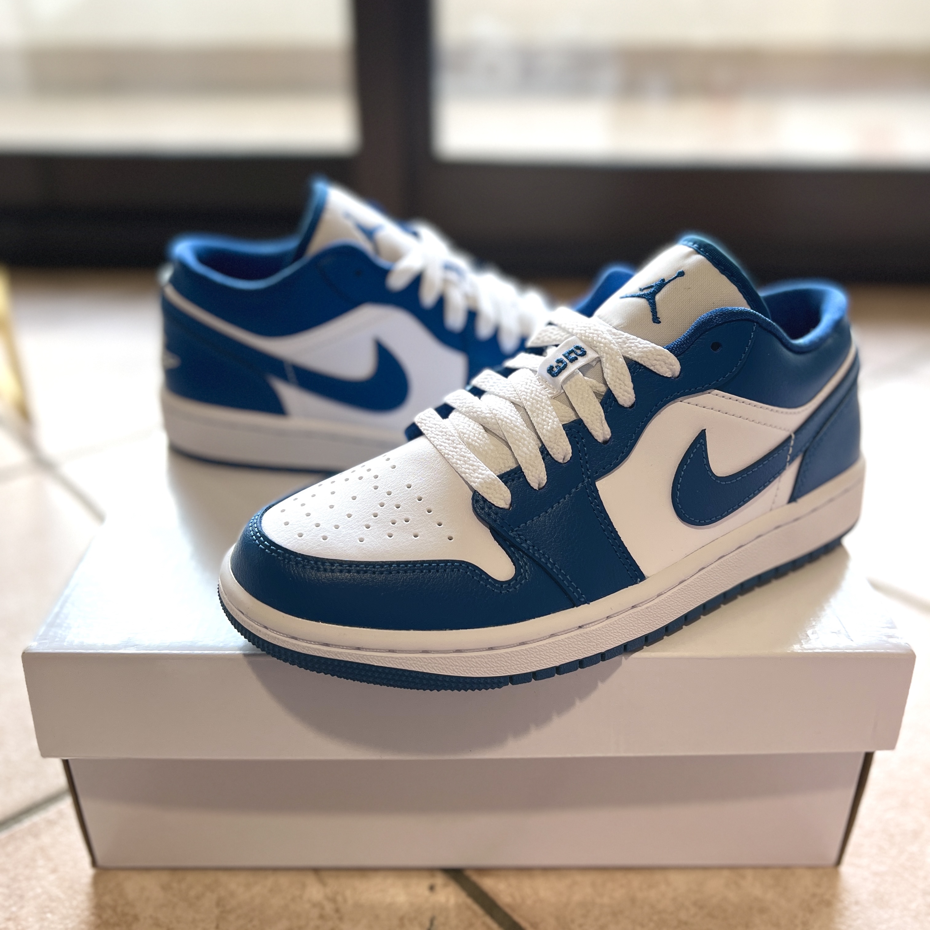 (W) Jordan 1 Low White Dark Marina Blue 착용 스타일 - 1