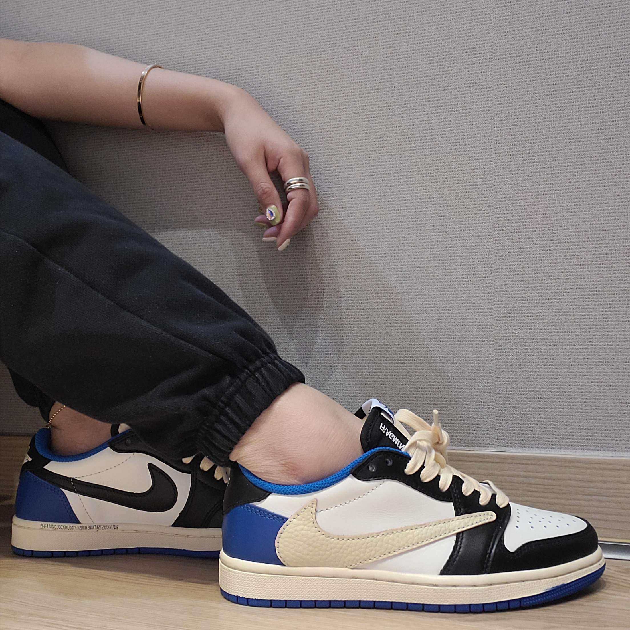 Jordan 1 x Travis Scott x Fragment Retro Low OG SP Military Blue 착용 스타일 - 3