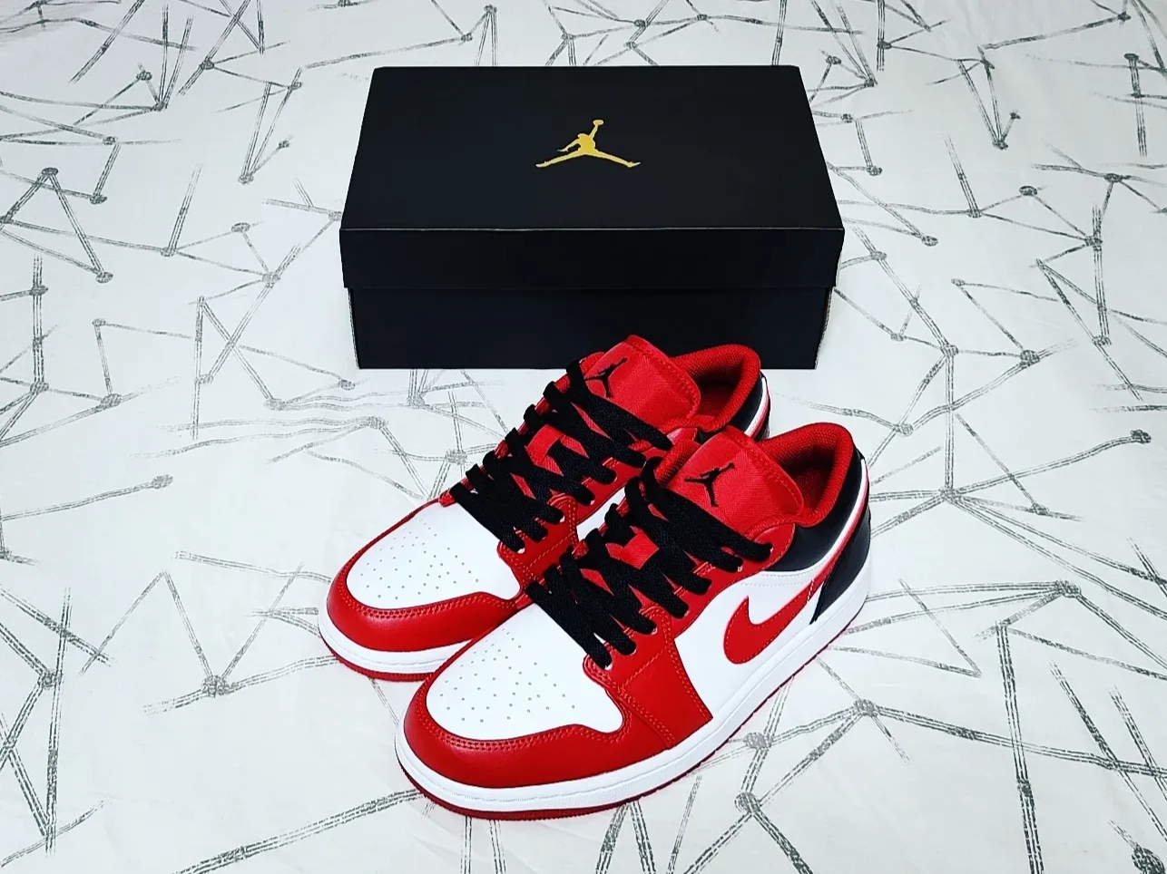 Jordan 1 Low White Gym Red Black 착용 스타일 - 1