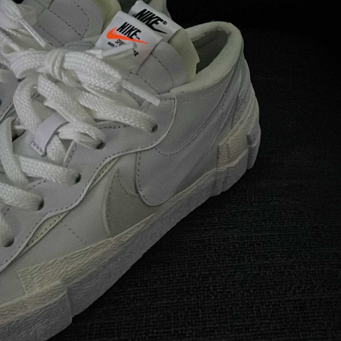 Nike x Sacai Blazer Low White Patent Leather 착용 스타일 - 4
