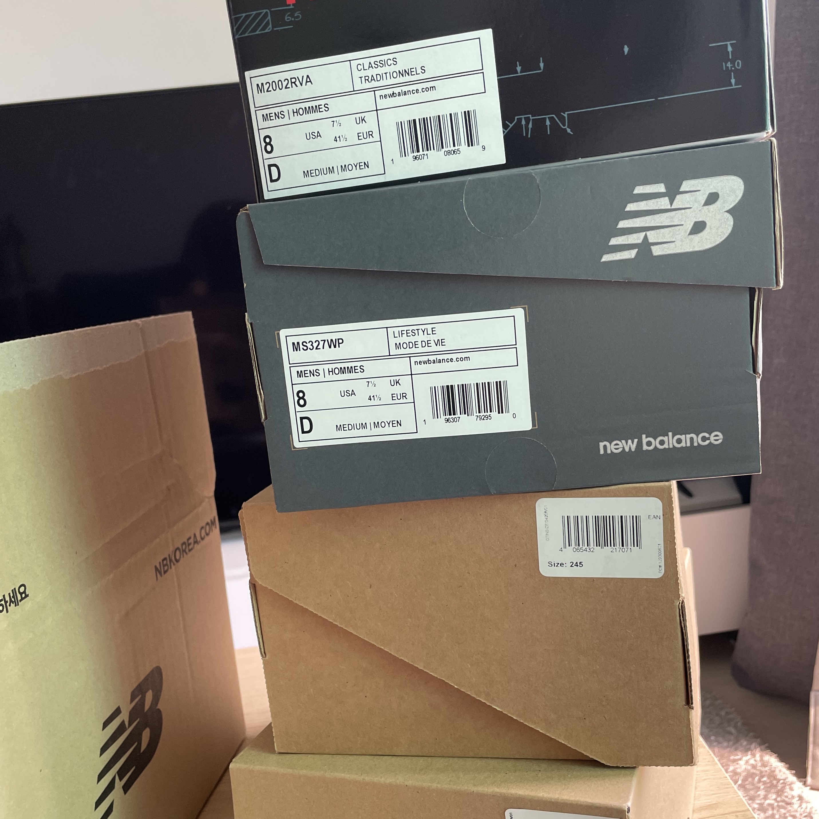 New Balance 2002R Premium Vintage Grey, New Balance 327 Shifted White Pack 착용 스타일