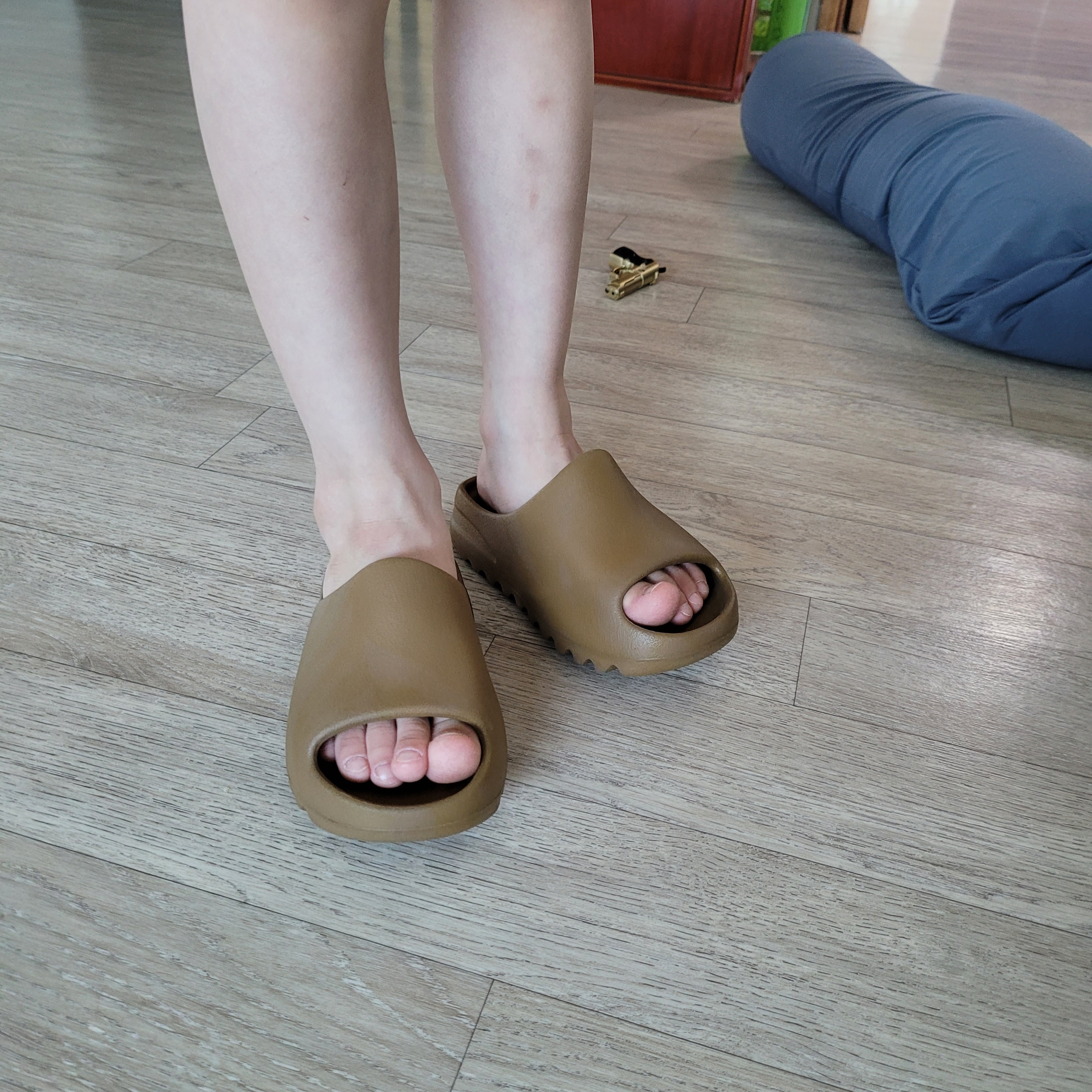 (Kids) Adidas Yeezy Slide Ochre 착용 스타일 - 2