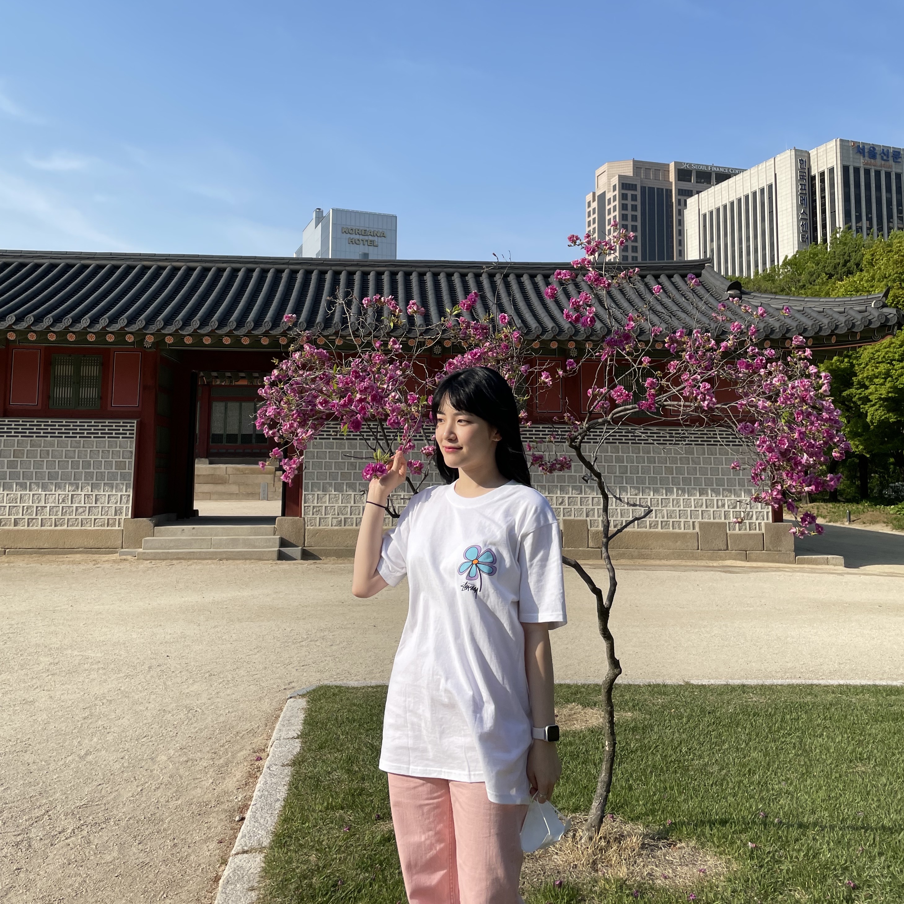 Stussy Flower T-Shirt White 착용 스타일