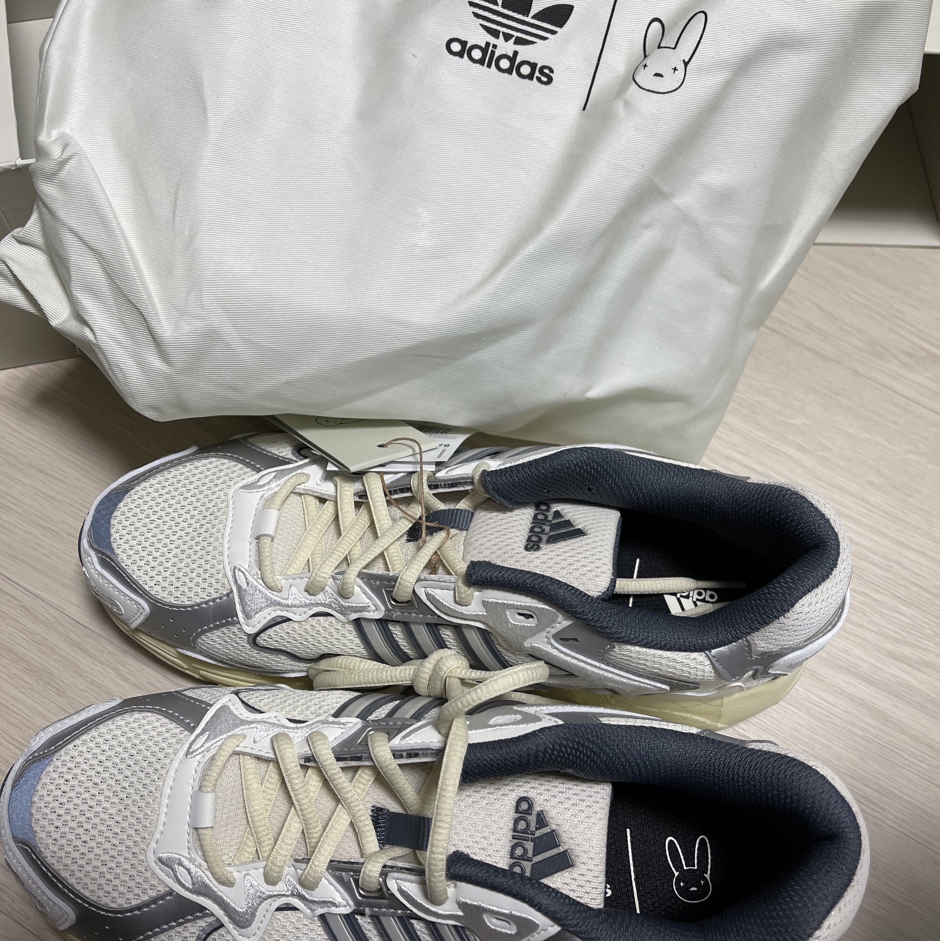 Adidas x Bad Bunny Response CL White Sand 착용 스타일 - 4