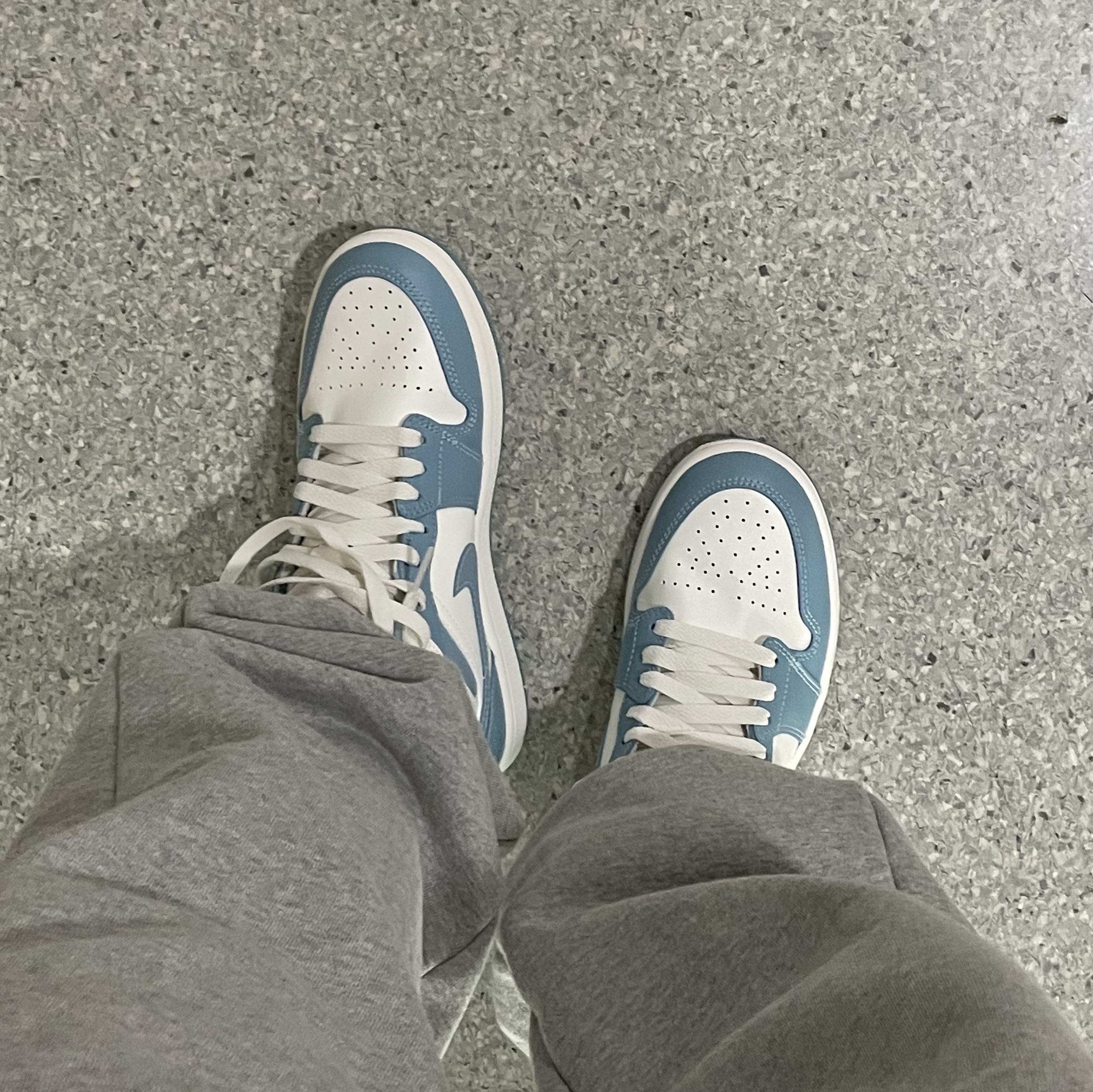 (W) Jordan 1 Mid Sail and Worn Blue 착용 스타일 - 1