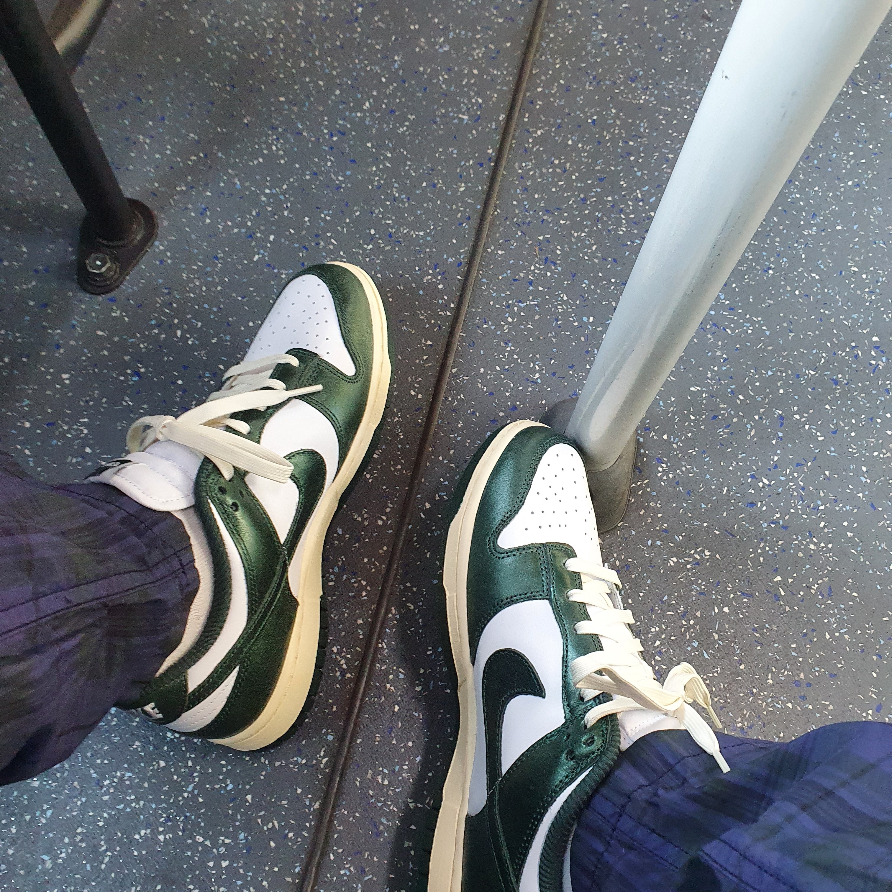 (W) Nike Dunk Low Vintage Green 착용 스타일 - 4