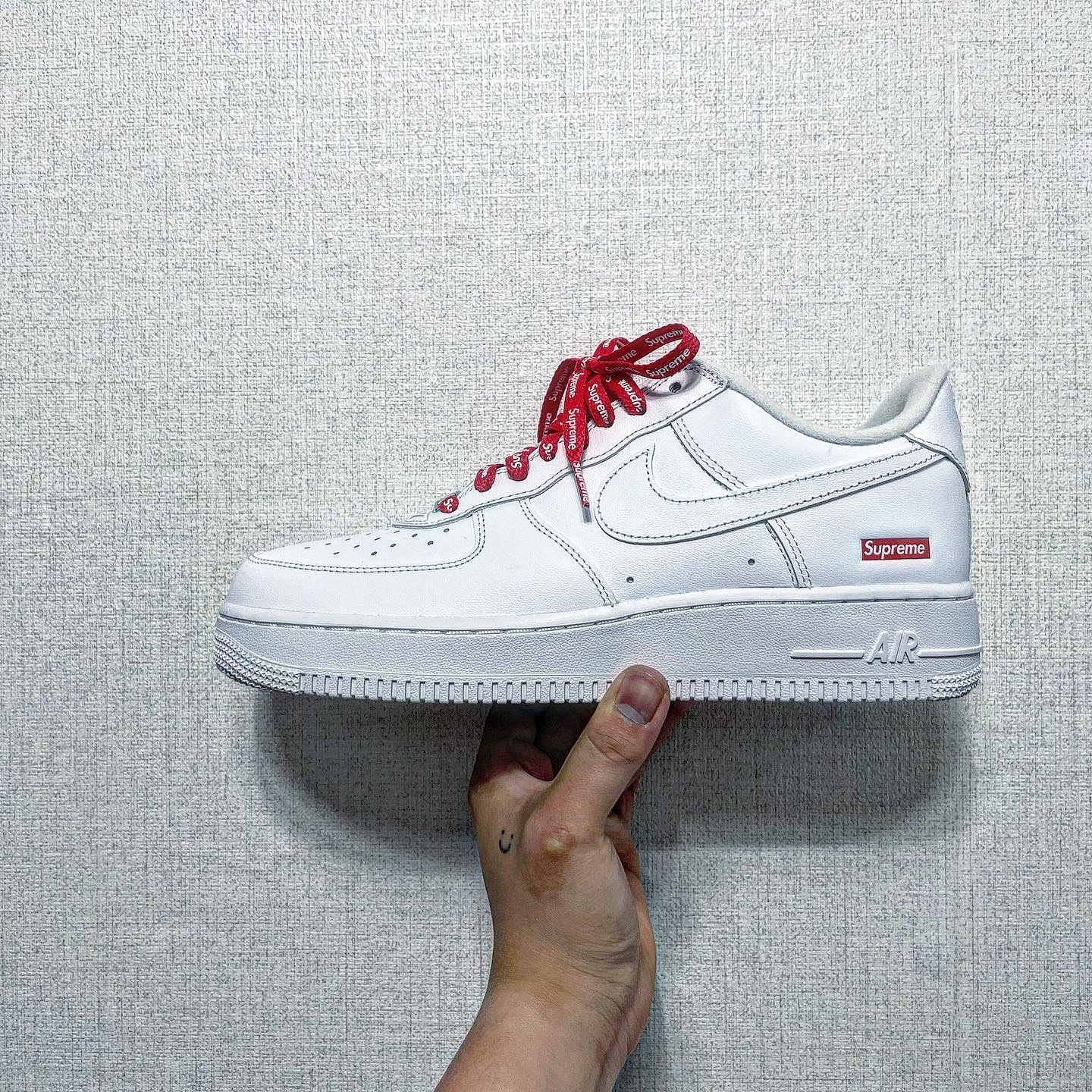 Nike x Supreme Air Force 1 Low White 착용 스타일 - 4